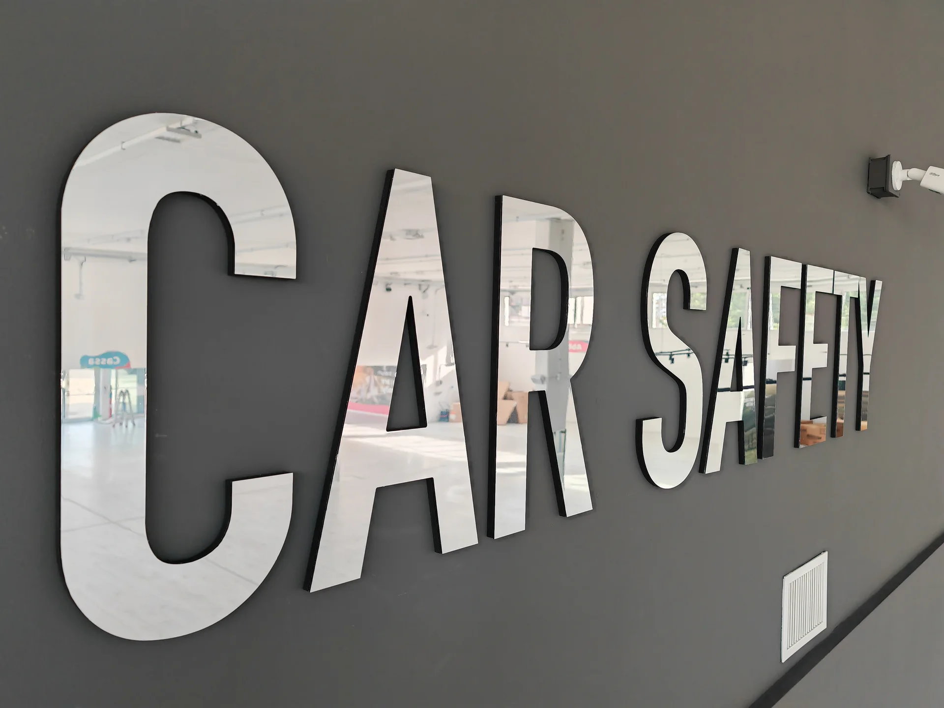 Lettere a specchio Car Safety realizzate da Neon Vega