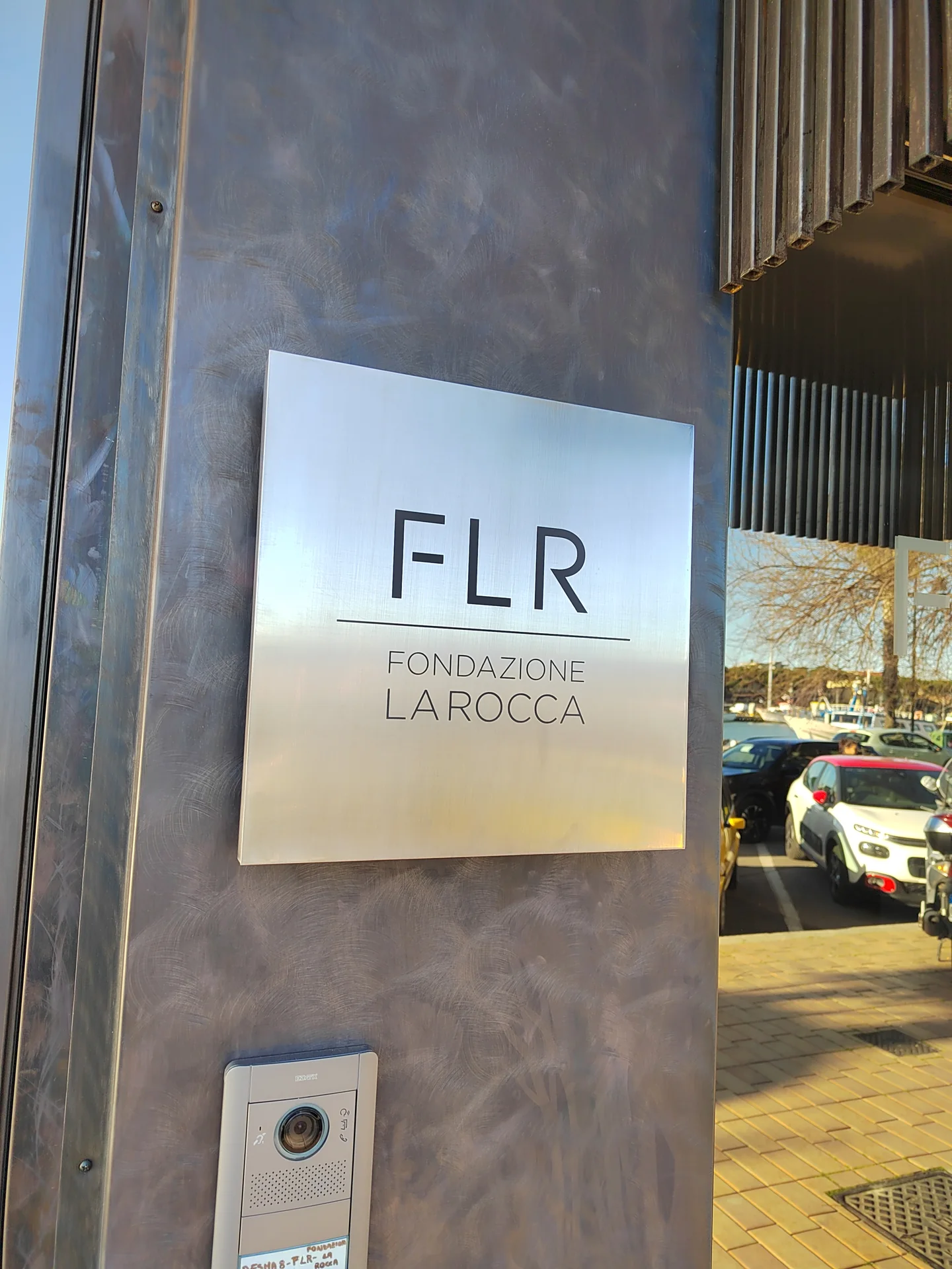 Targa Fondazione La Rocca realizzata da Neon Vega
