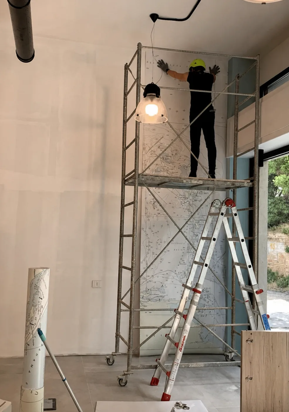Installazione artigianale eseguita da Neon Vega su trabattello