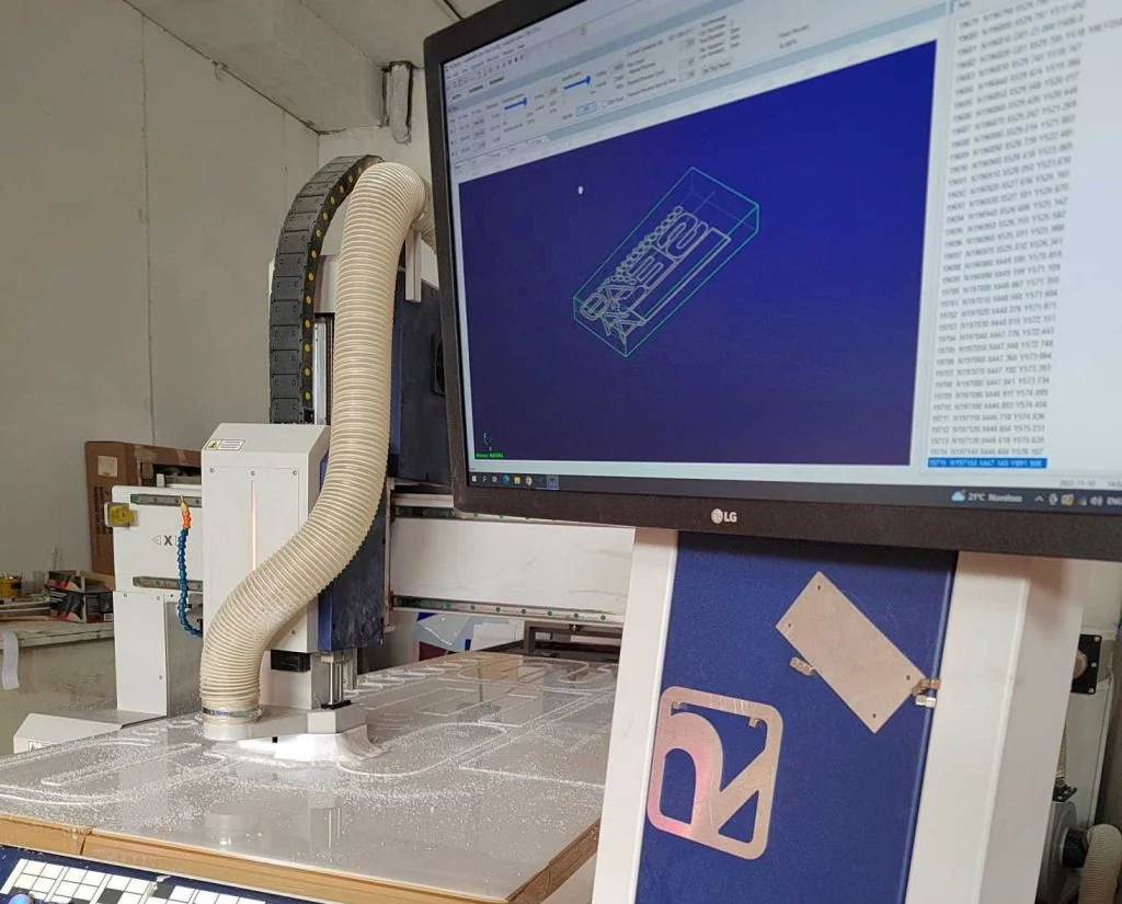 Macchinario CNC e progetto digitale nel laboratorio Neon Vega