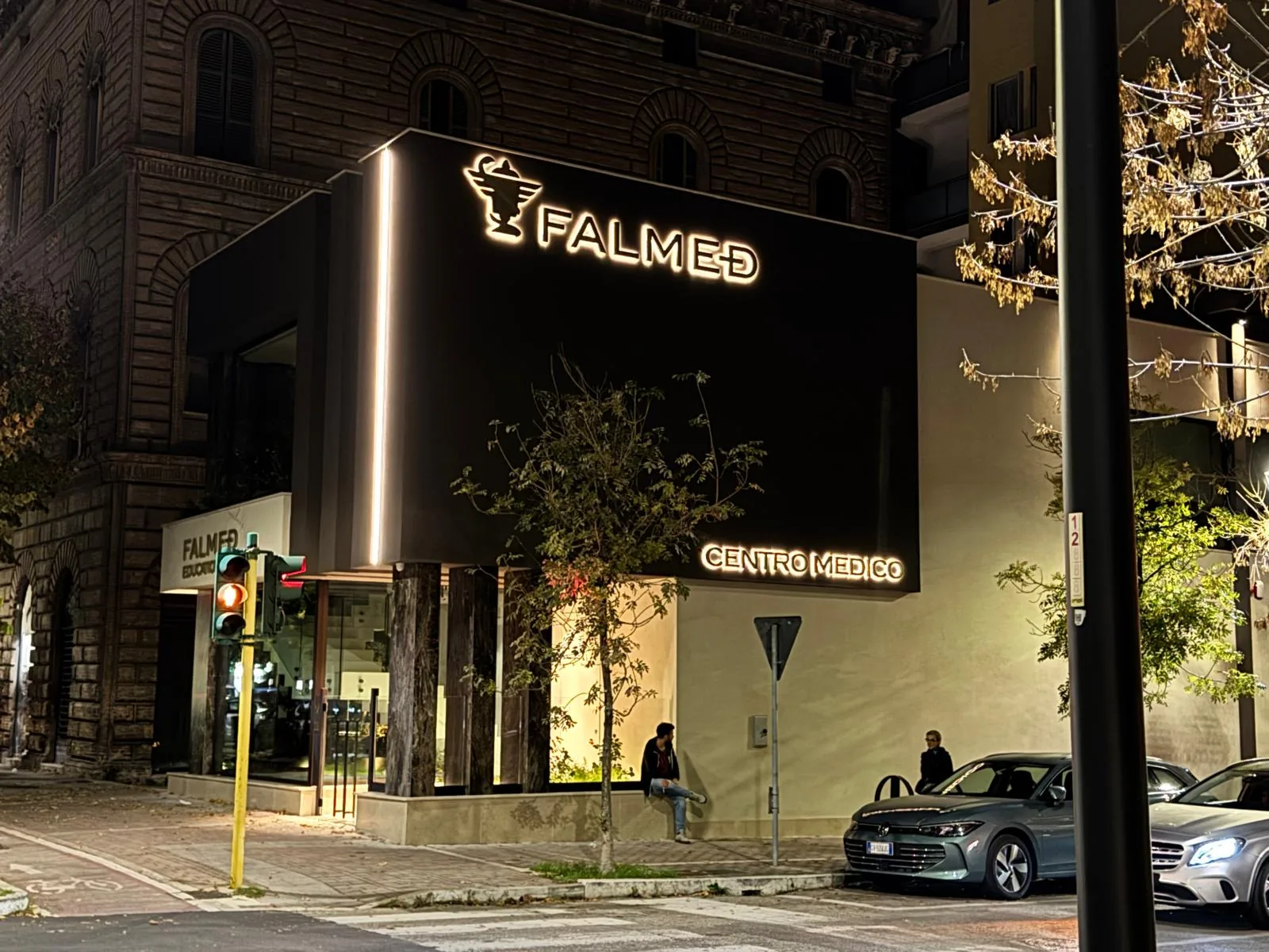 Insegna luminosa Falmed installata su una facciata