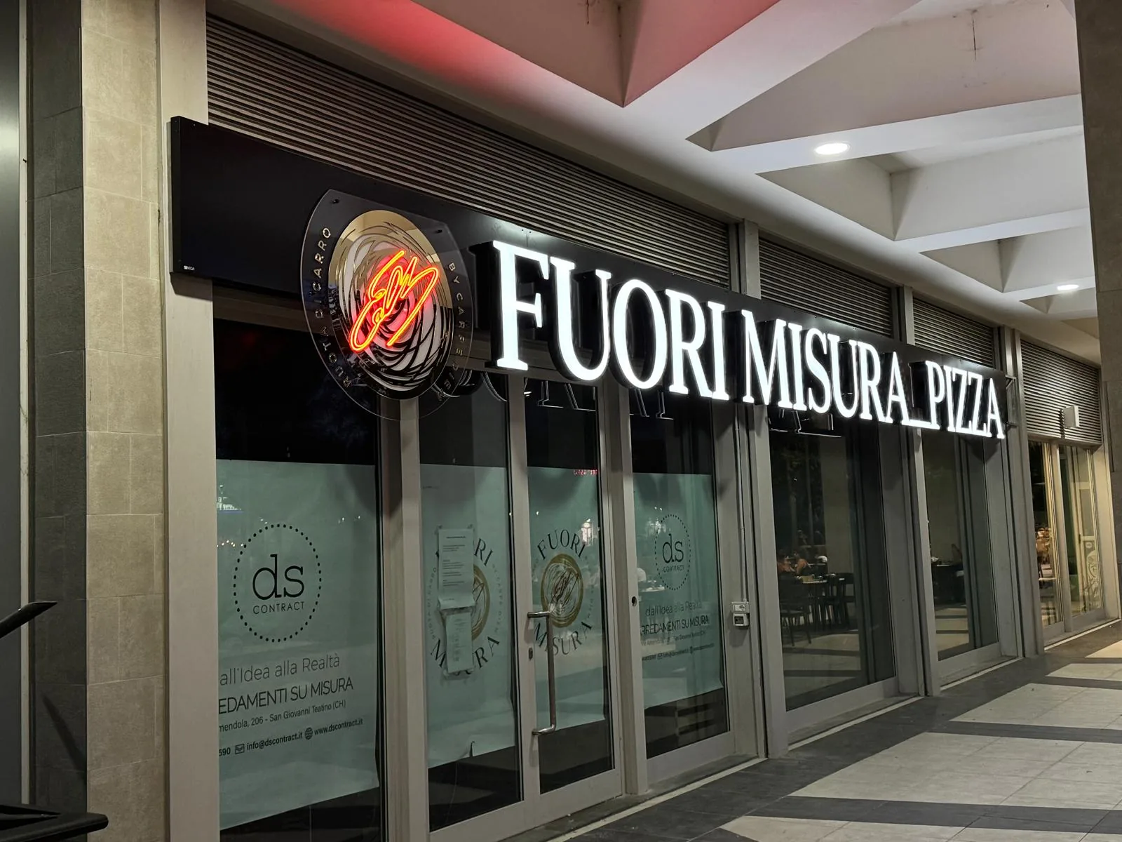 Insegna luminosa Fuori Misura Pizza