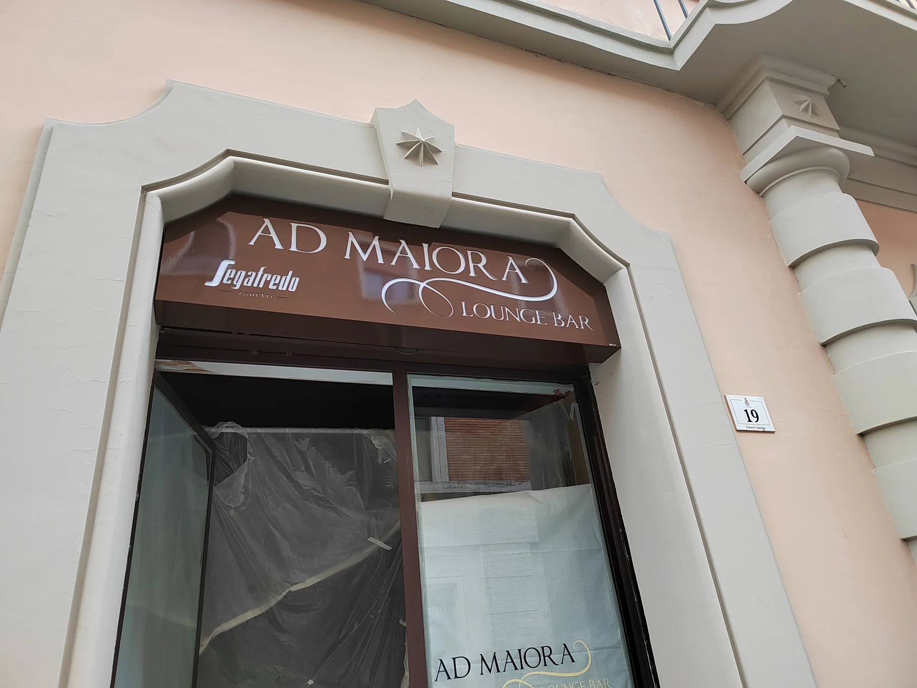 Insegna Ad Maiora Lounge Bar