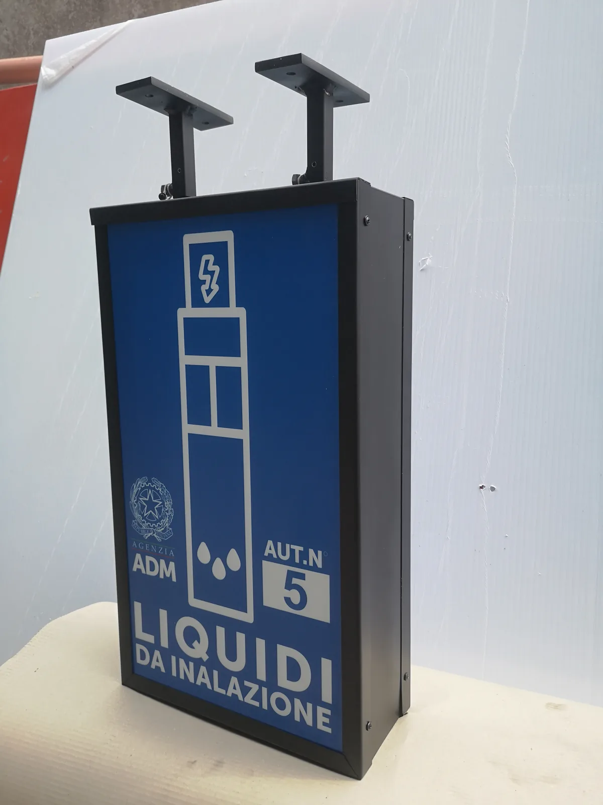 Insegna a bandiera per rivendita di liquidi da inalazione