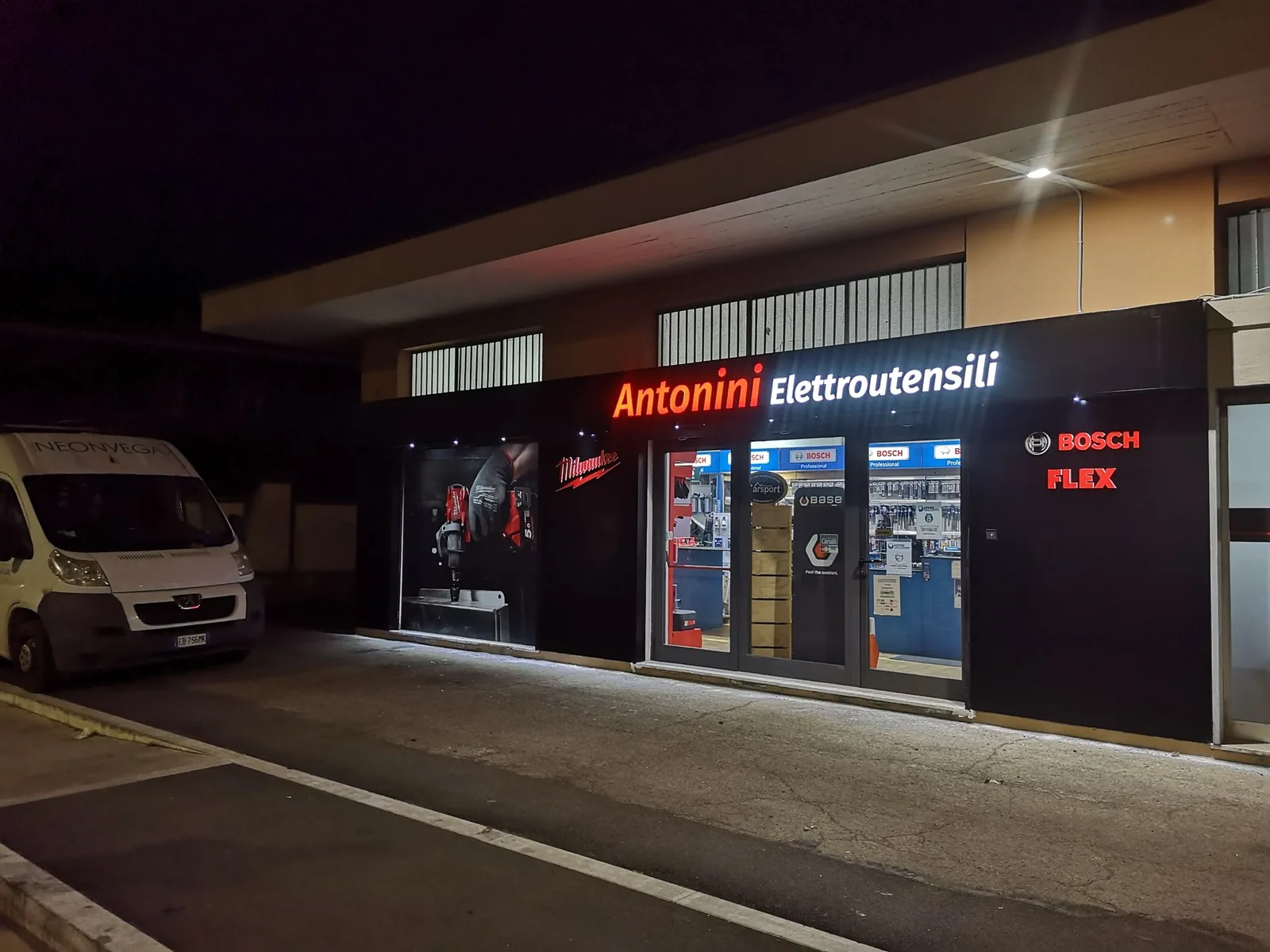 Facciata coordinata e insegna Antonini Elettroutensili