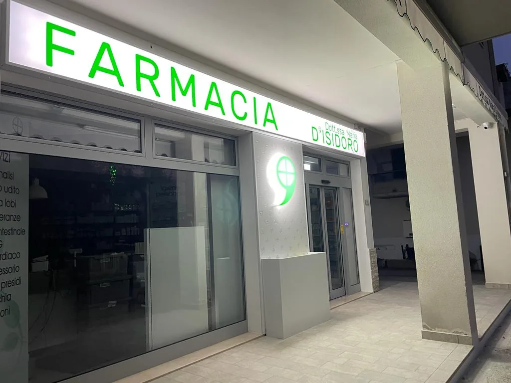 Insegna luminosa Farmacia D’Isidoro di notte