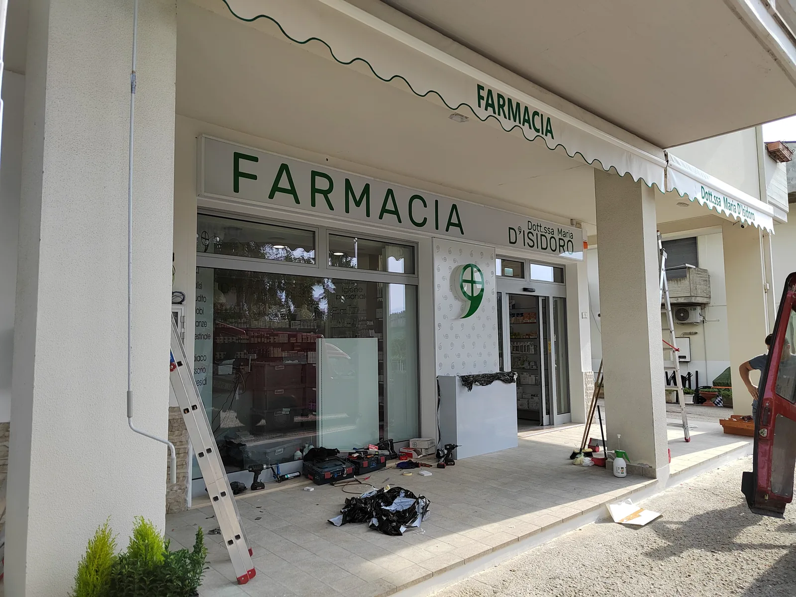 Facciata e insegne Farmacia D’Isidoro