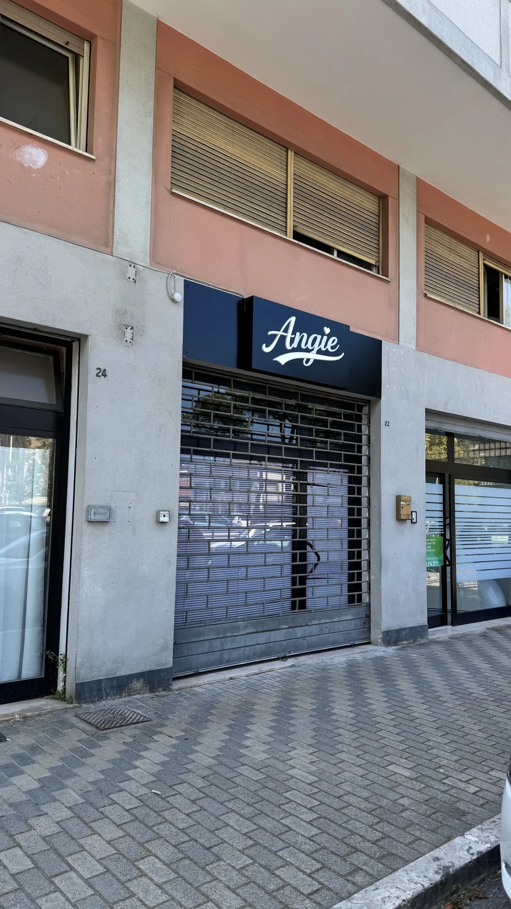 Insegna Angie