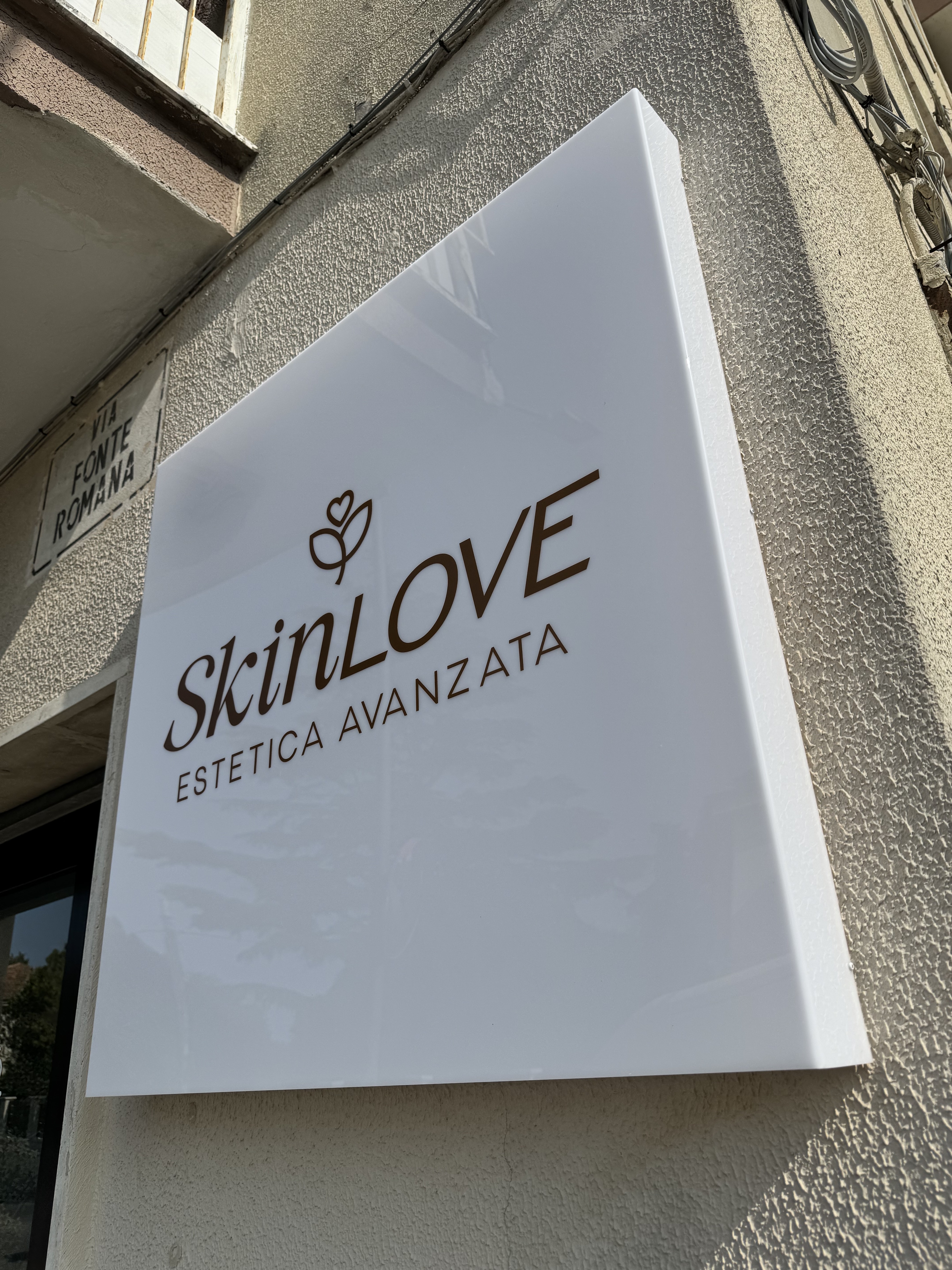 Insegna Skin Love Estetica Avanzata