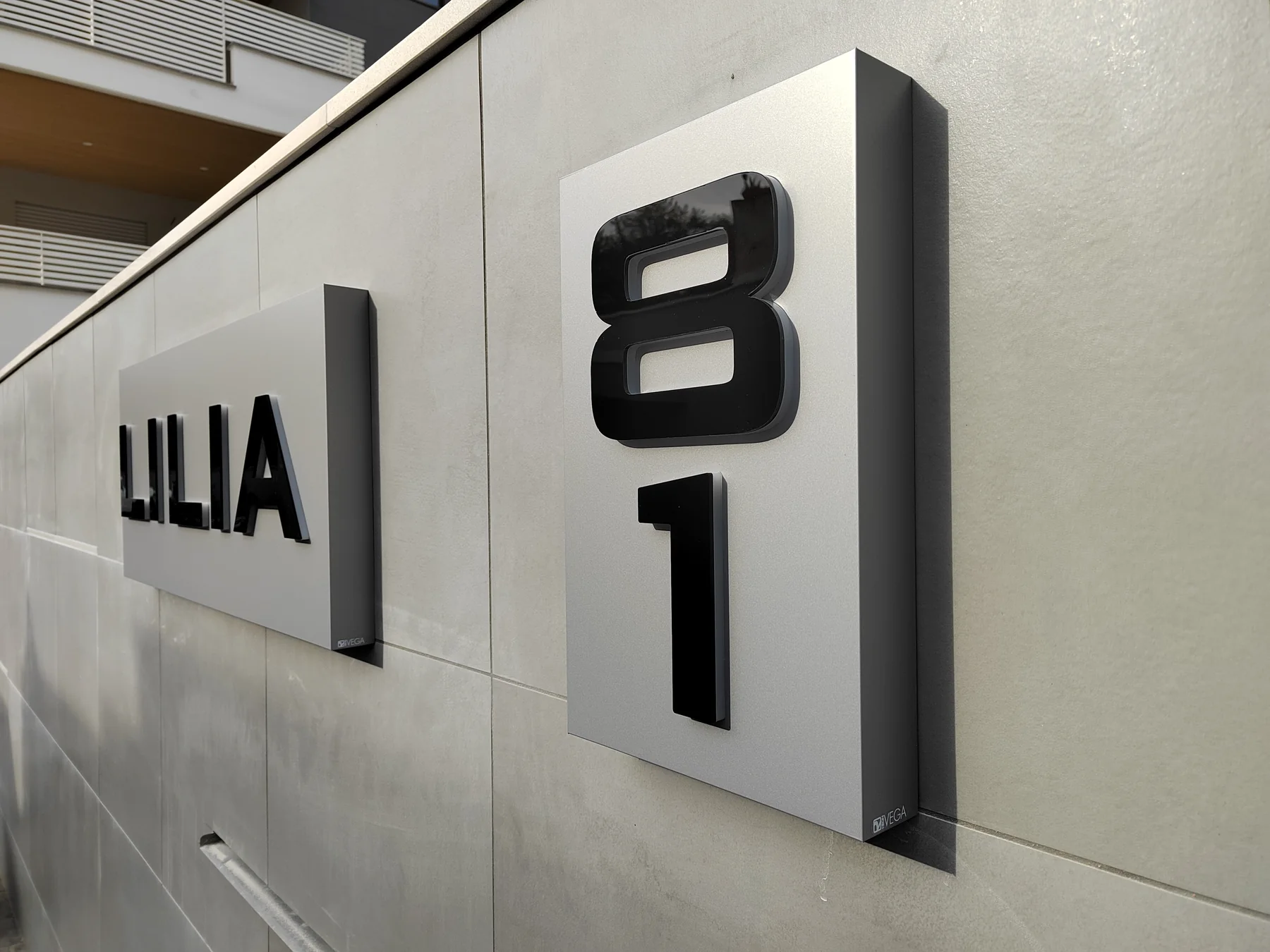 Insegne Lilia e civico 81