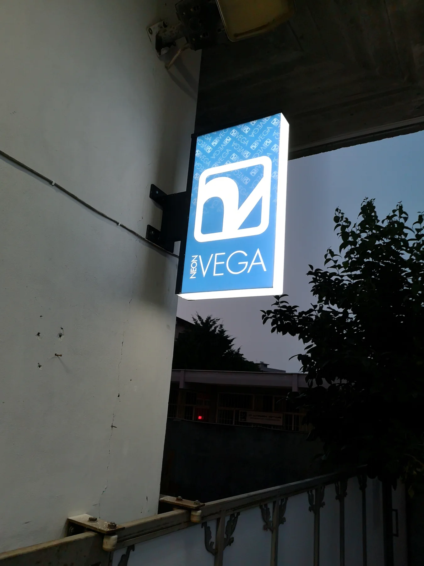 Insegna luminosa a bandiera Neon Vega