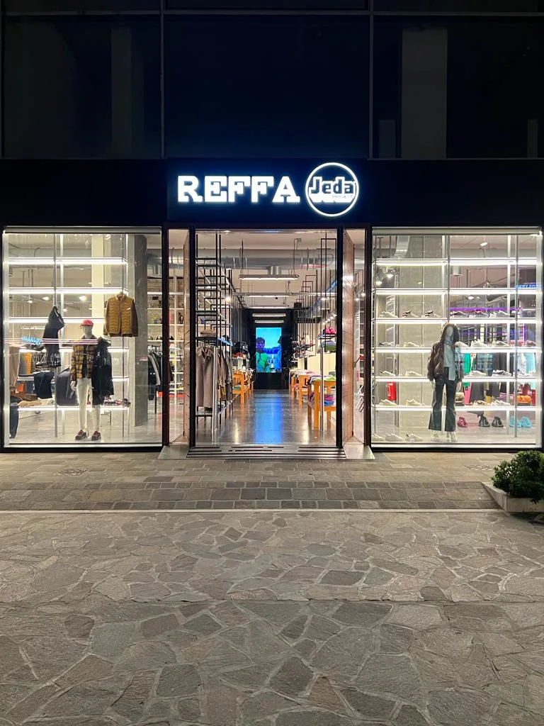 Insegna luminosa Reffa Jeta Project di notte