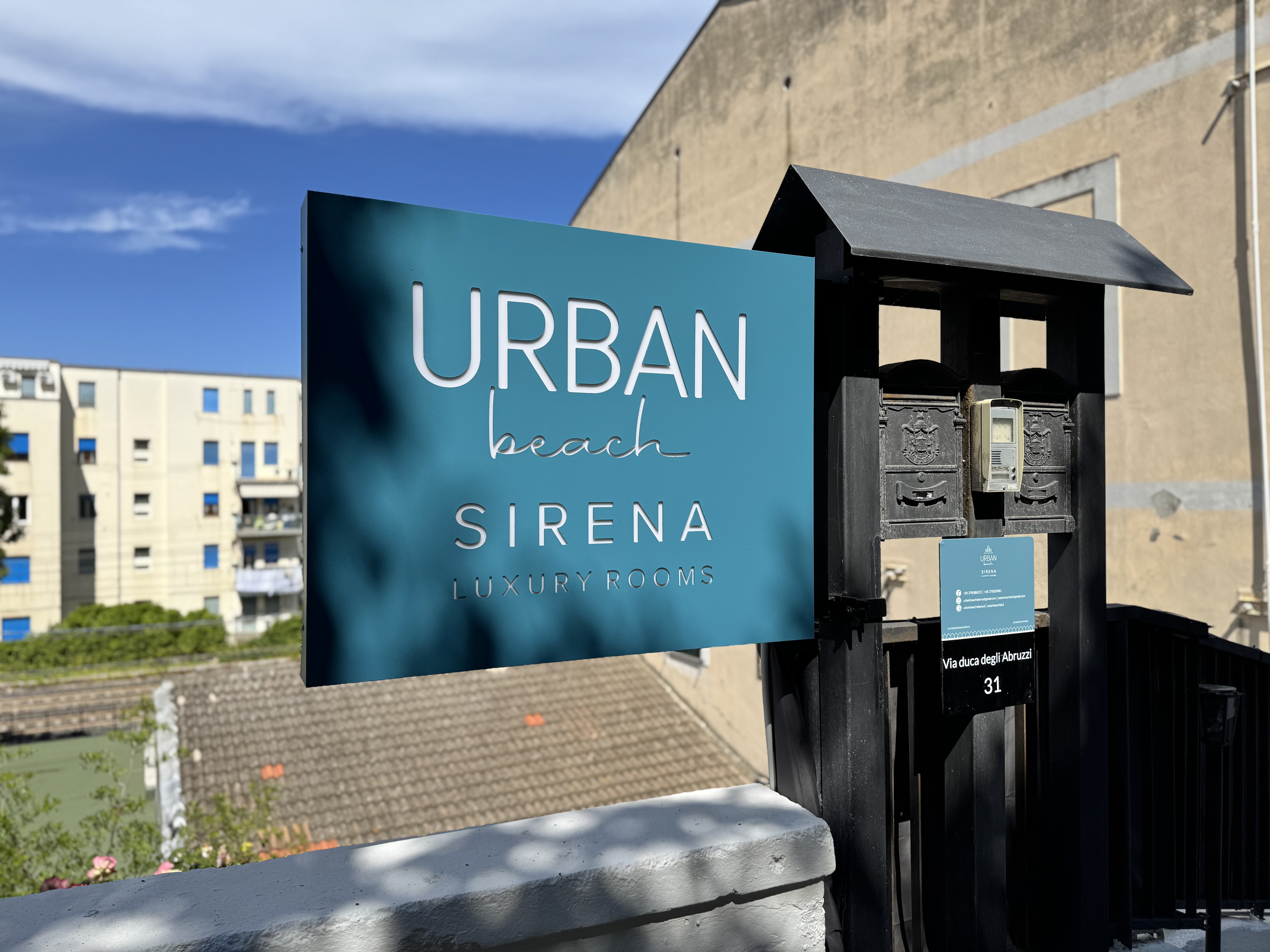 Insegna a bandiera Urban Beach Sirena Luxury Rooms