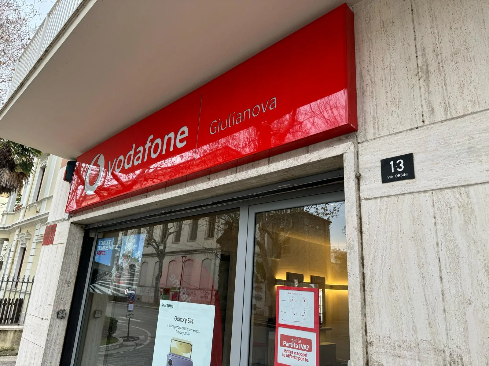 Insegna Vodafone Giulianova