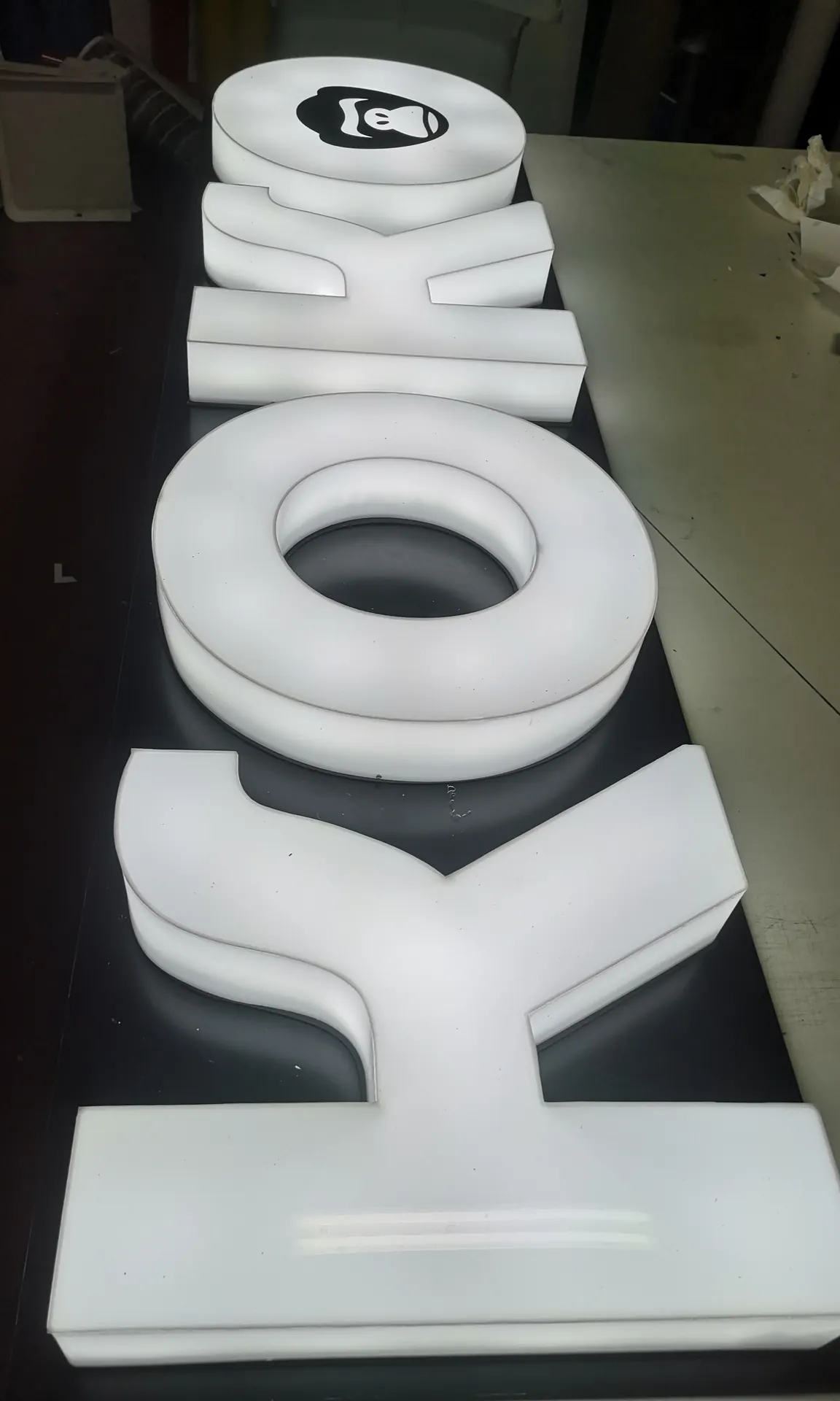 Lettere scatolate luminose in preparazione