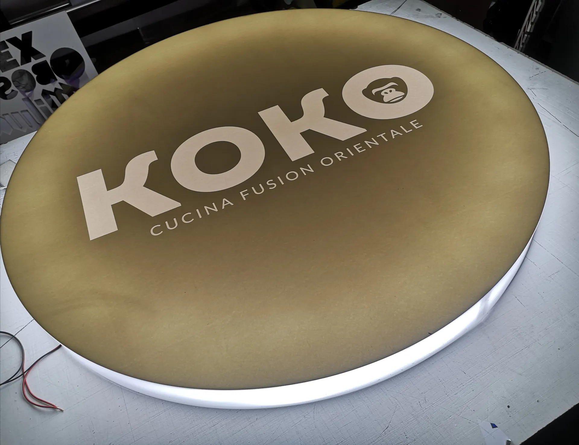 Insegna Koko in lavorazione