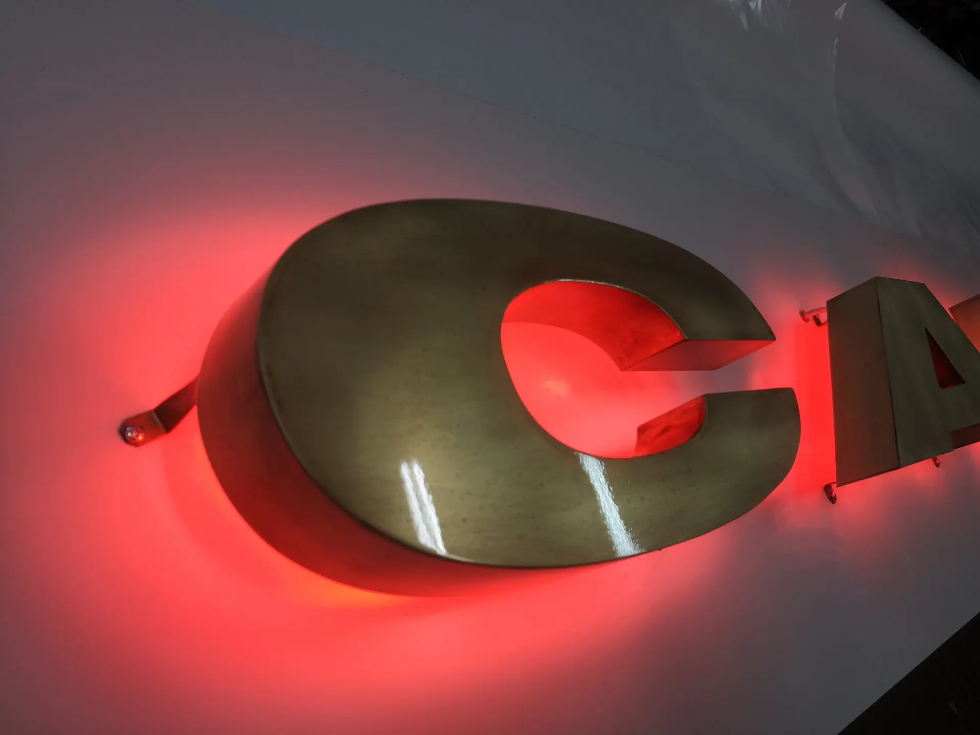 Lettera scatolata retroilluminata rossa