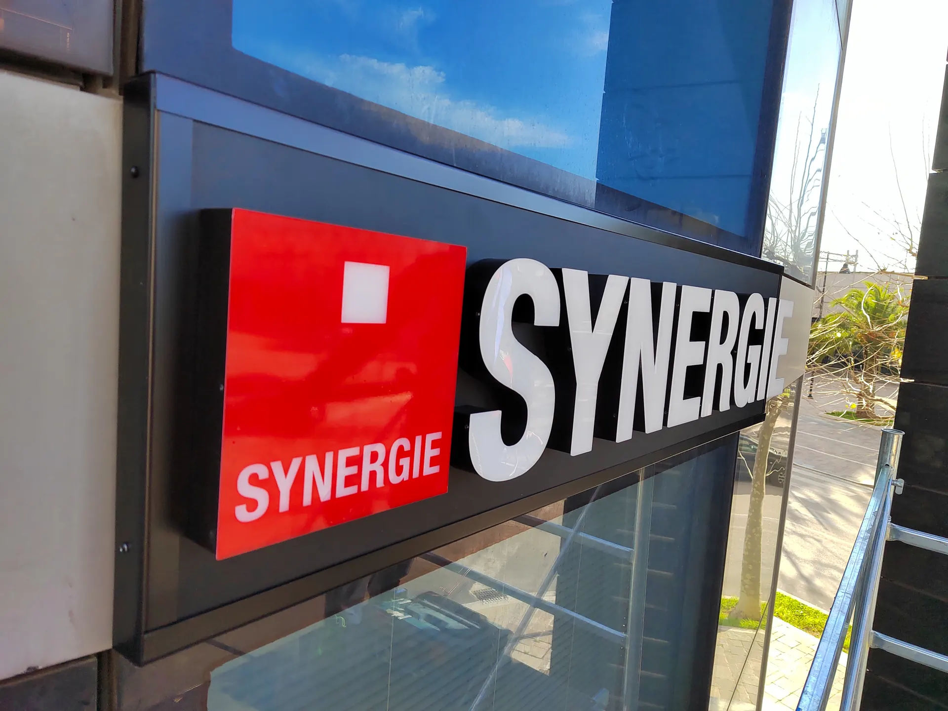 Insegna Synergie con lettere scatolate