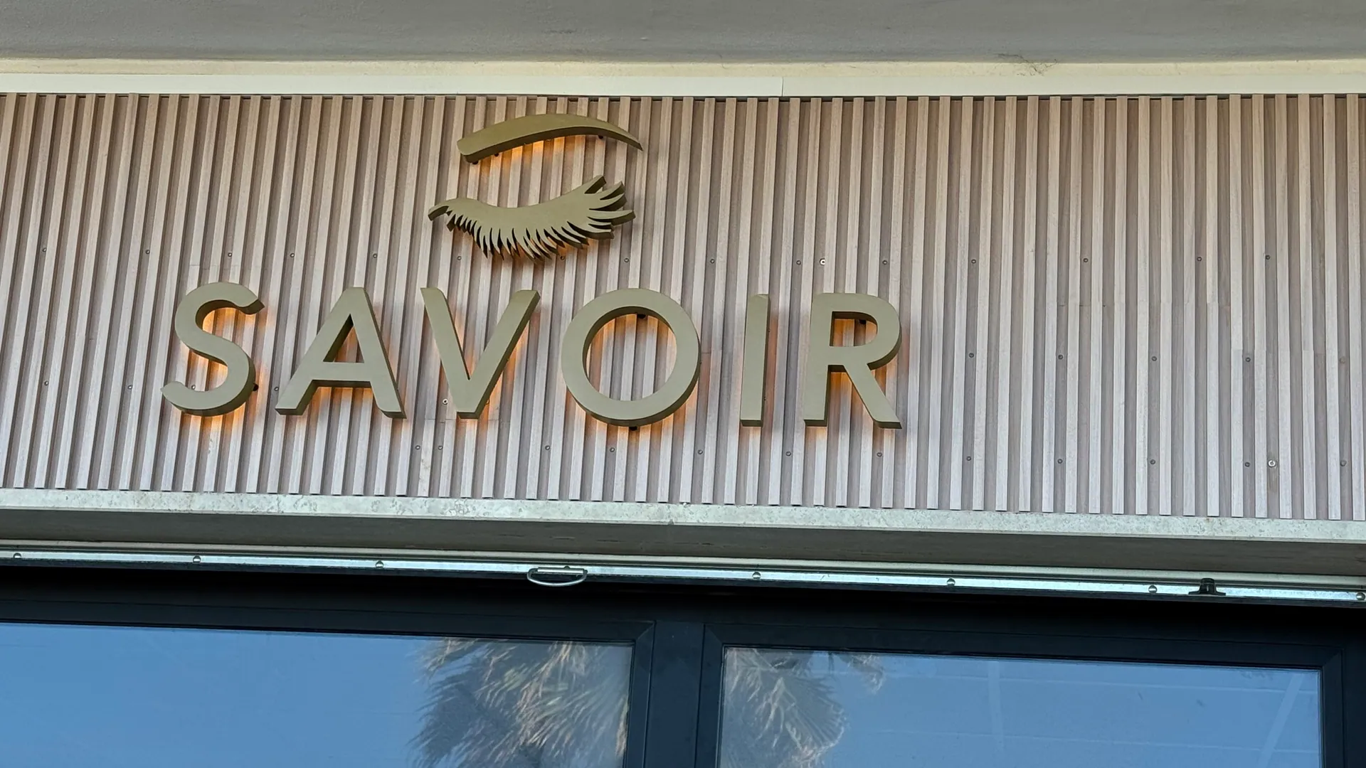Insegna Savoir installata