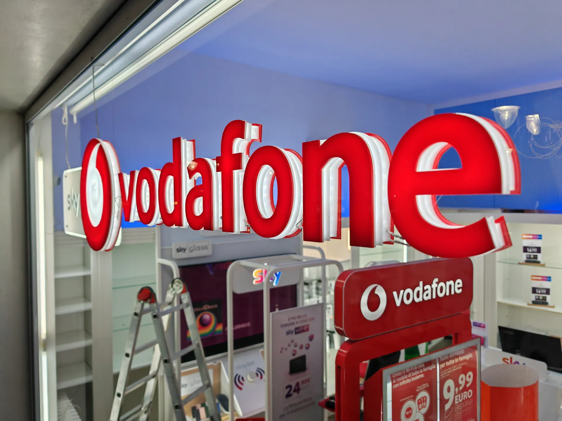 Lettere scatolate Vodafone installate in vetrina