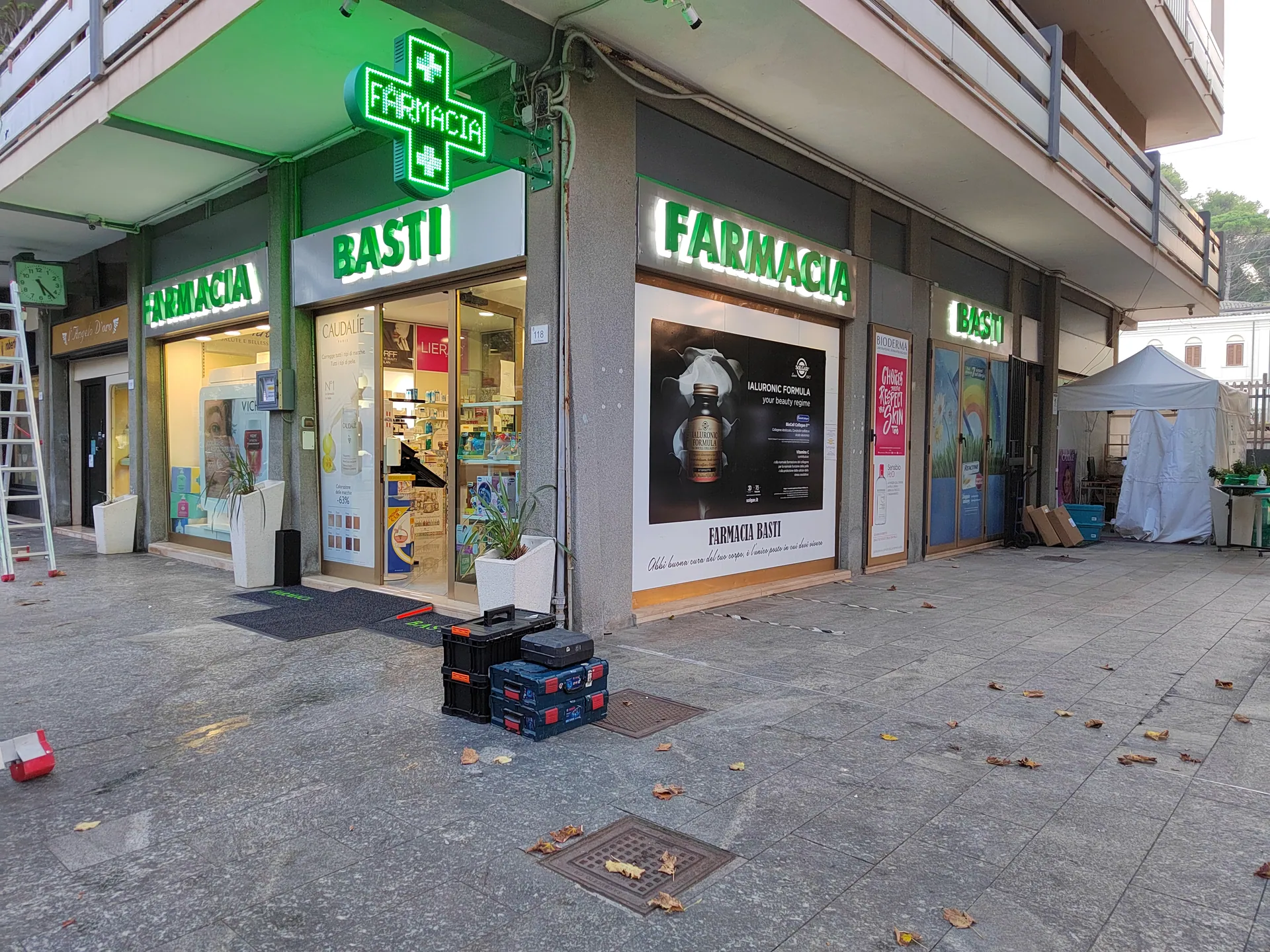 Insegna Farmacia Basti con lettere scatolate