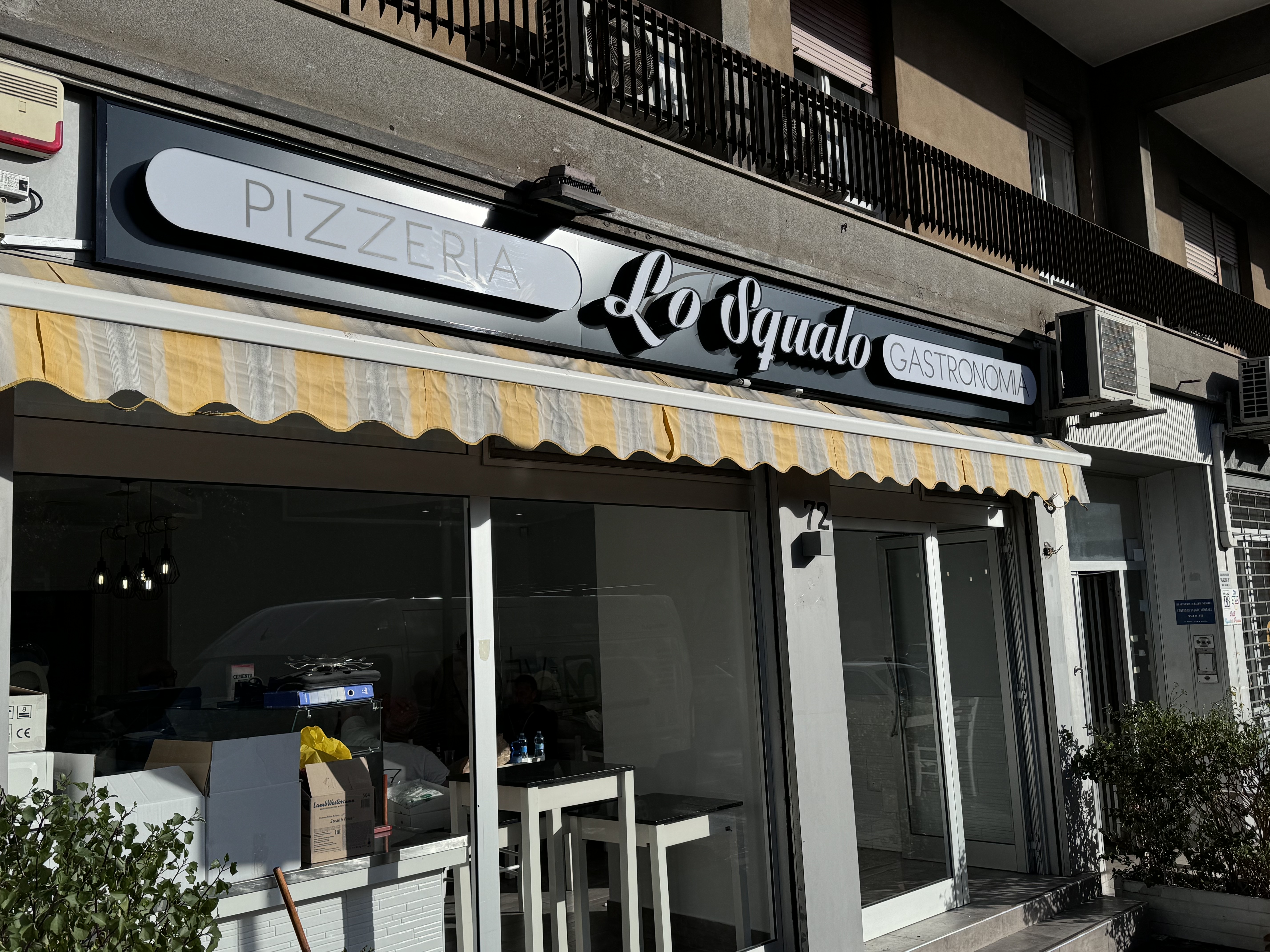Insegna a lettere scatolate della pizzeria Lo Squalo