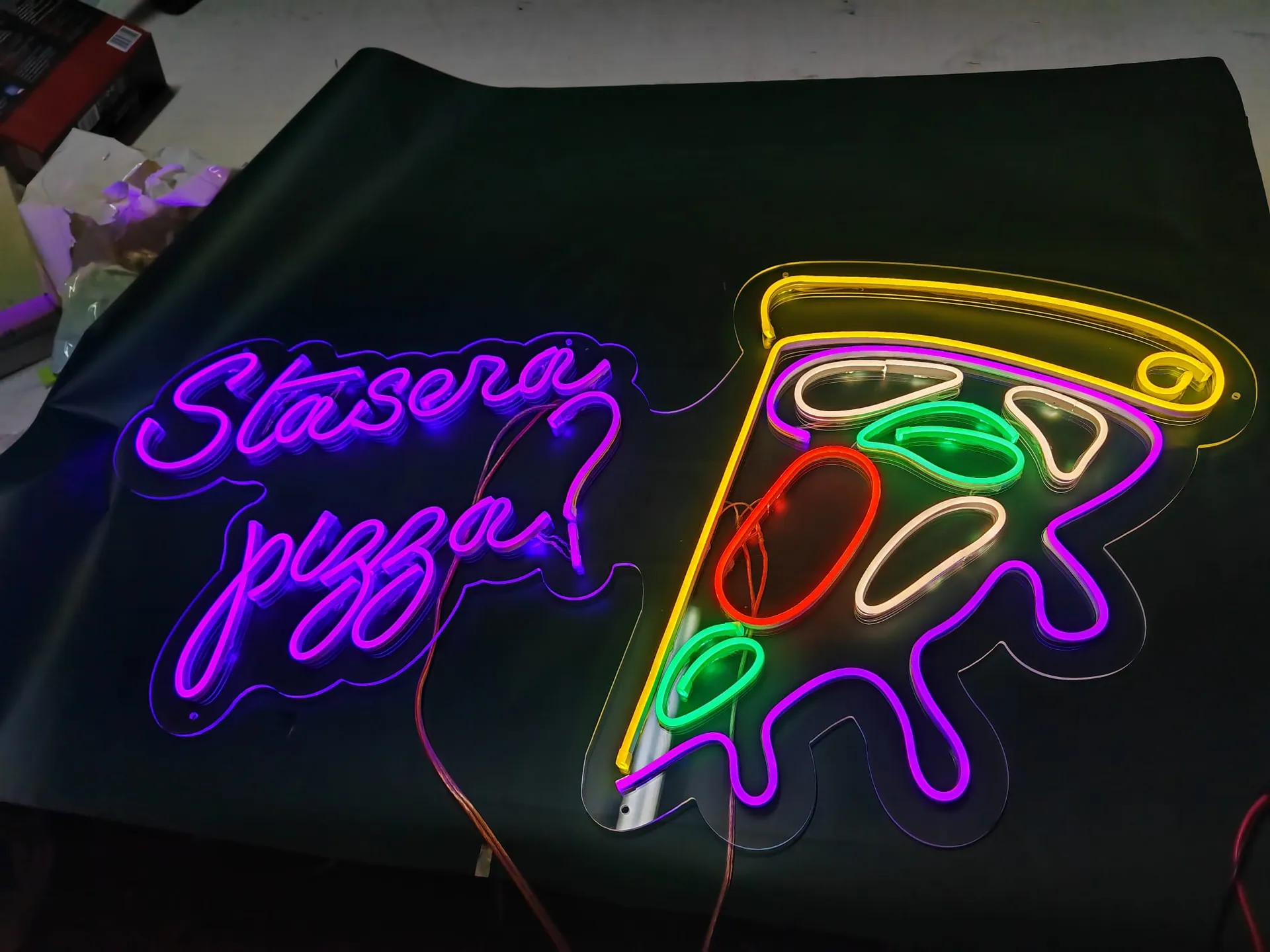Insegna Neon LED colorata Stasera pizza