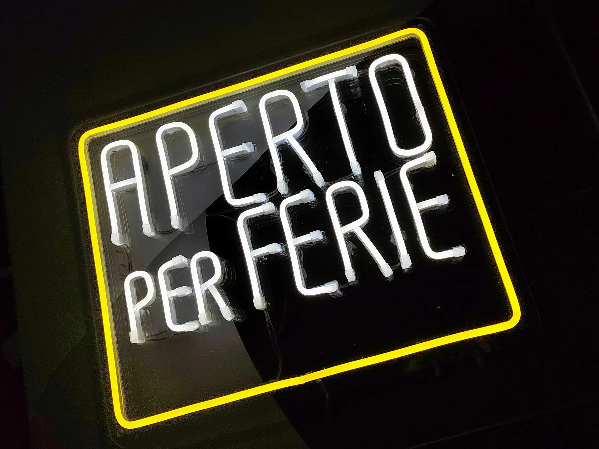 Scritta Neon LED Aperto per ferie