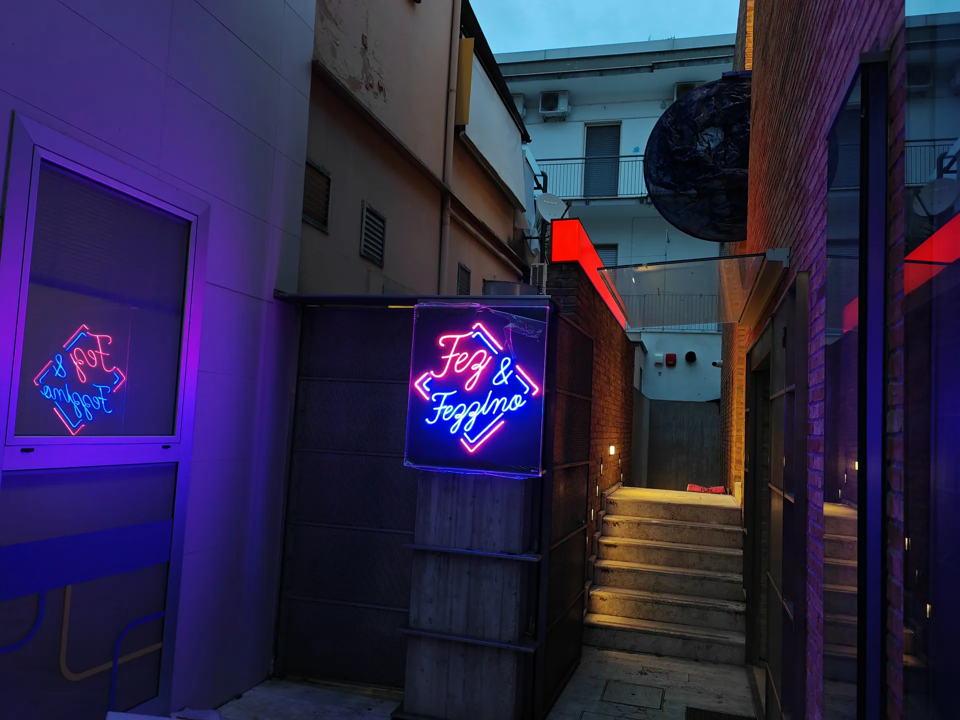 Insegna Neon LED Feg e Feggino installata