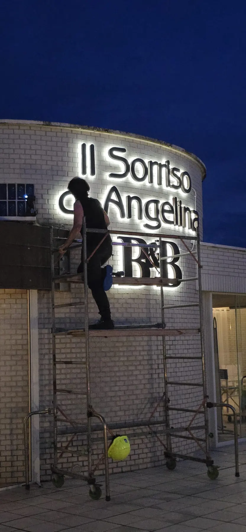 Insegna luminosa finita fotografata frontalmente
