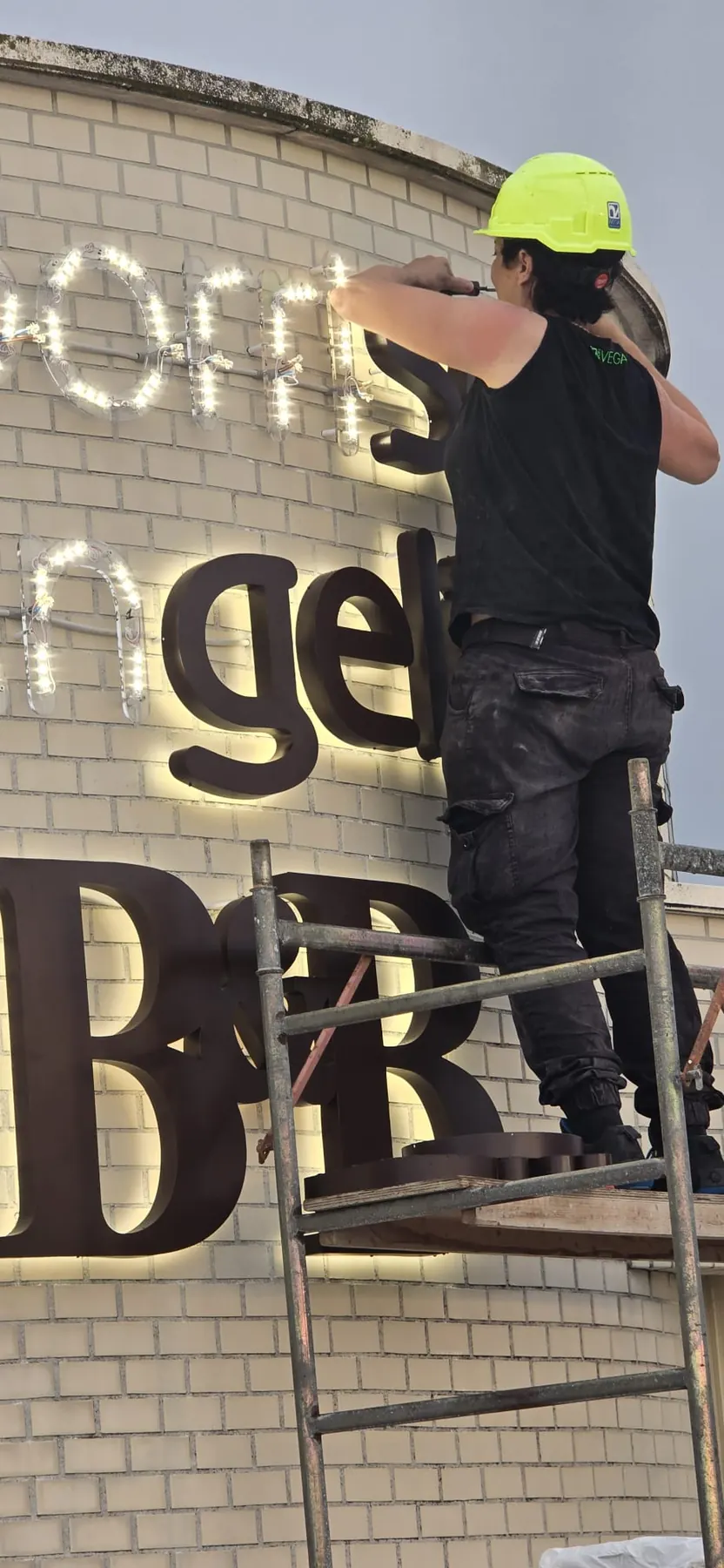 Installazione di un'insegna su edificio commerciale