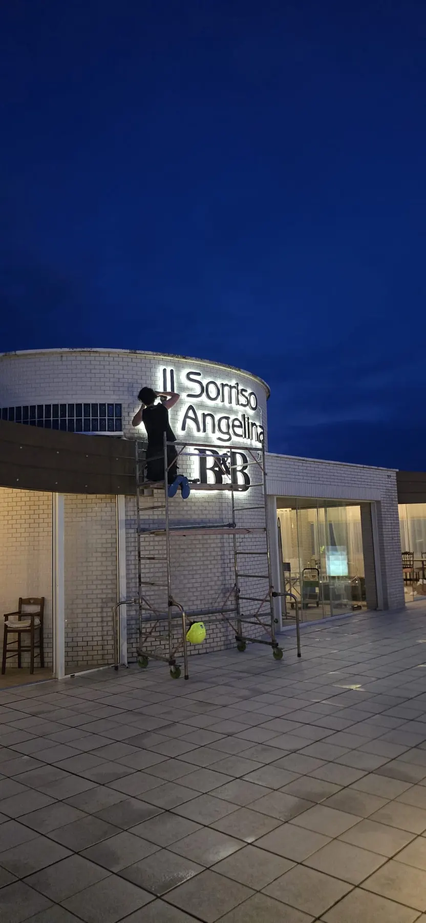 Insegna finita per un punto vendita