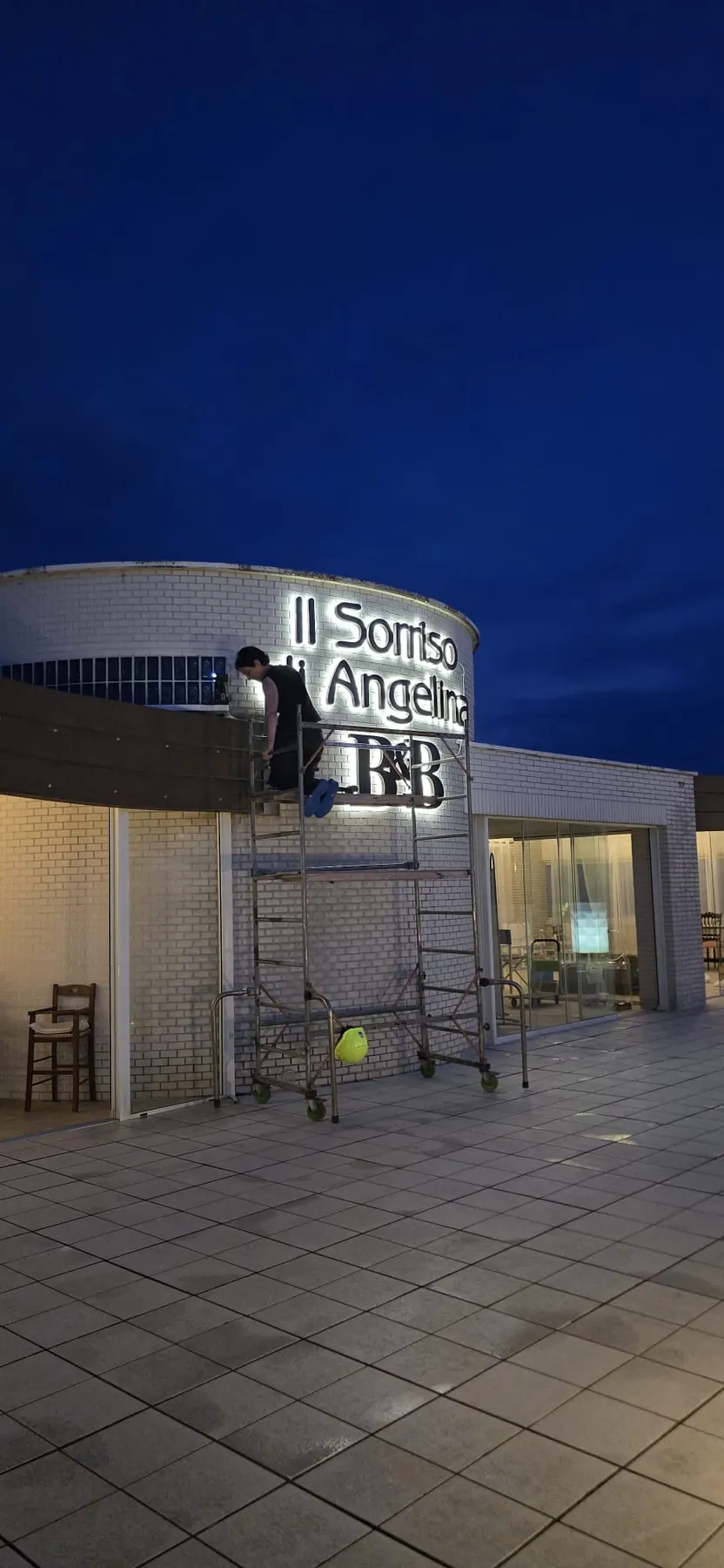 Lavorazione di un'insegna nel laboratorio Neon Vega