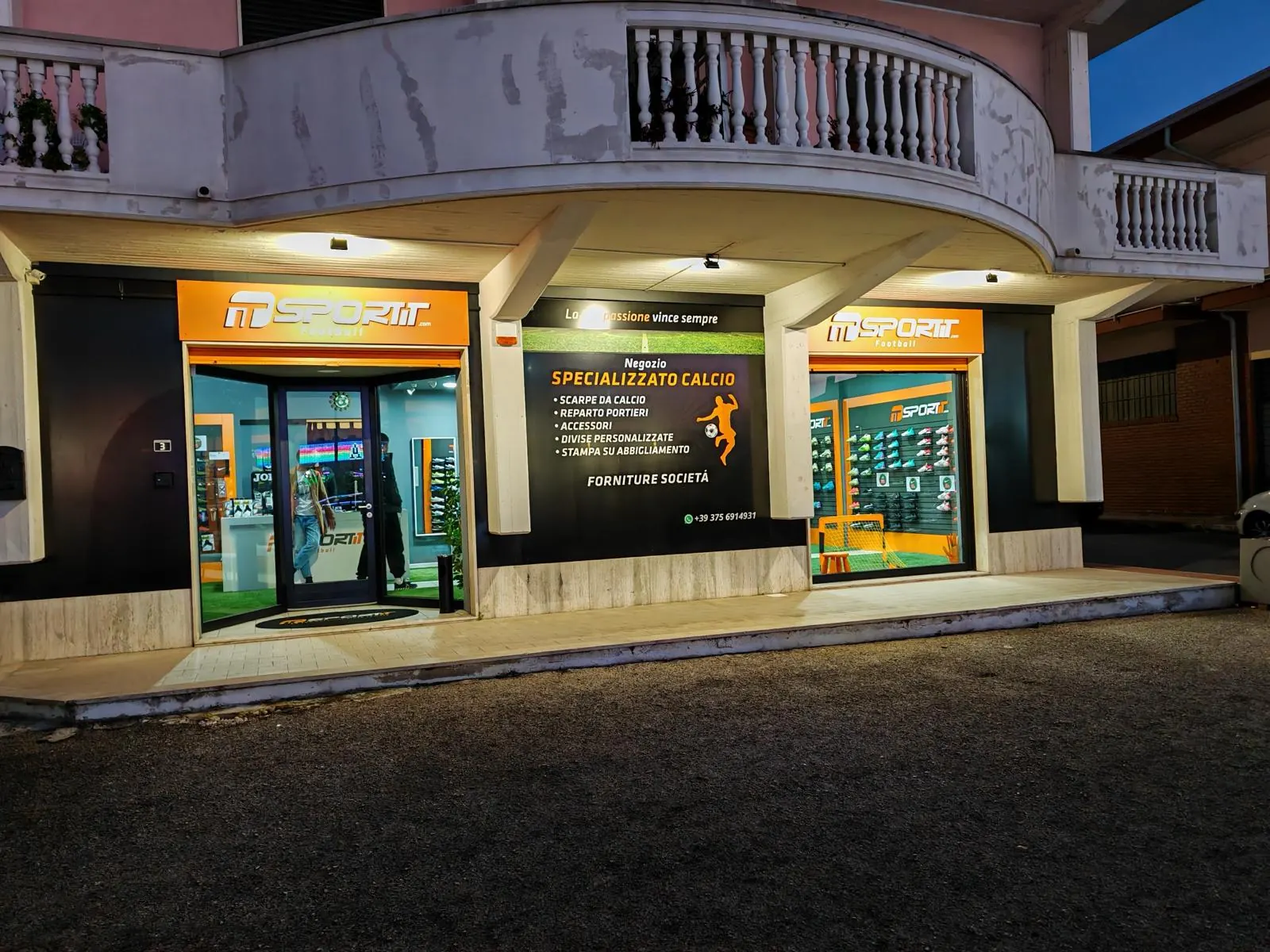 Insegna di grande formato durante l'installazione
