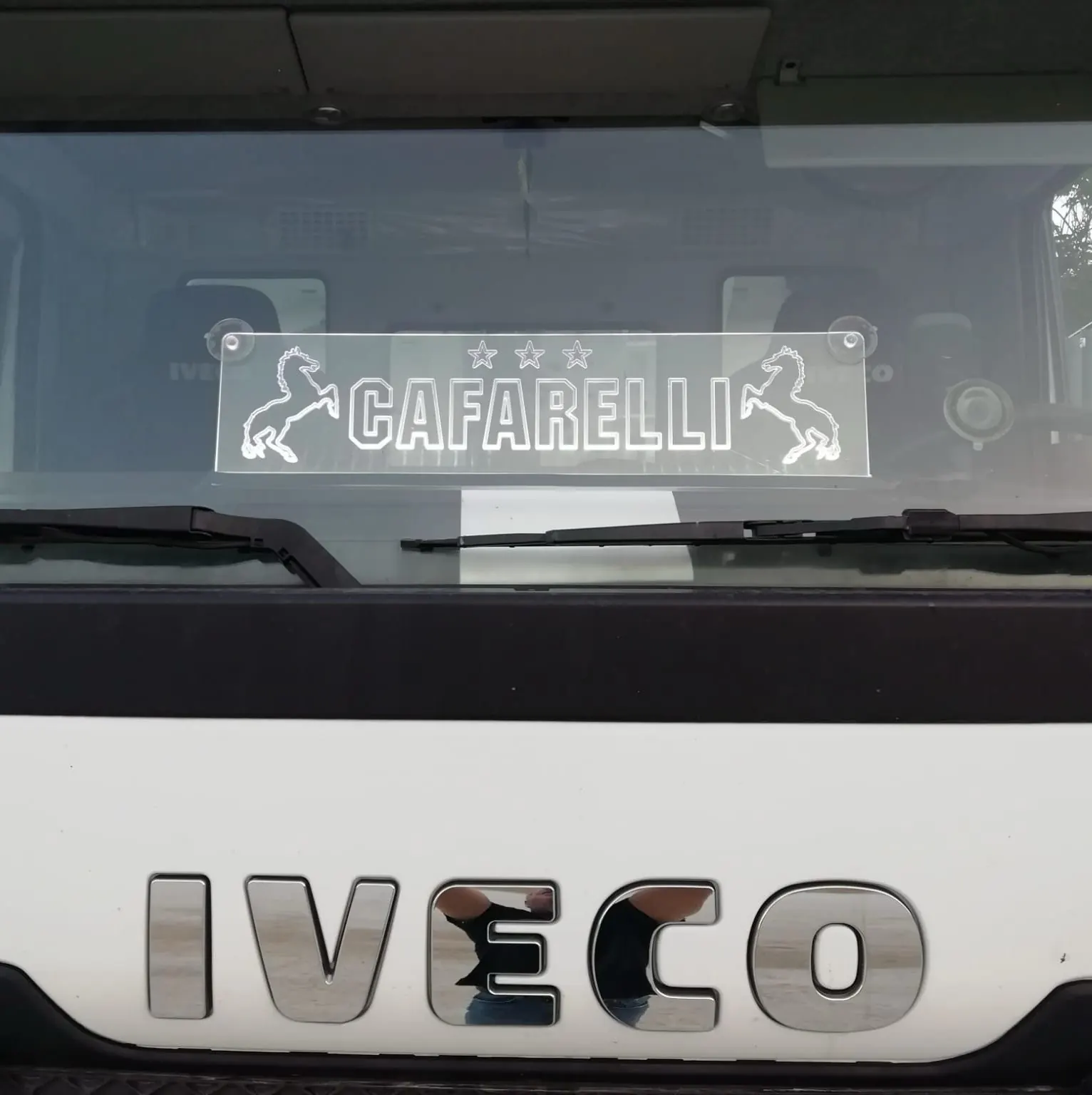 Mezzo commerciale con grafica adesiva personalizzata