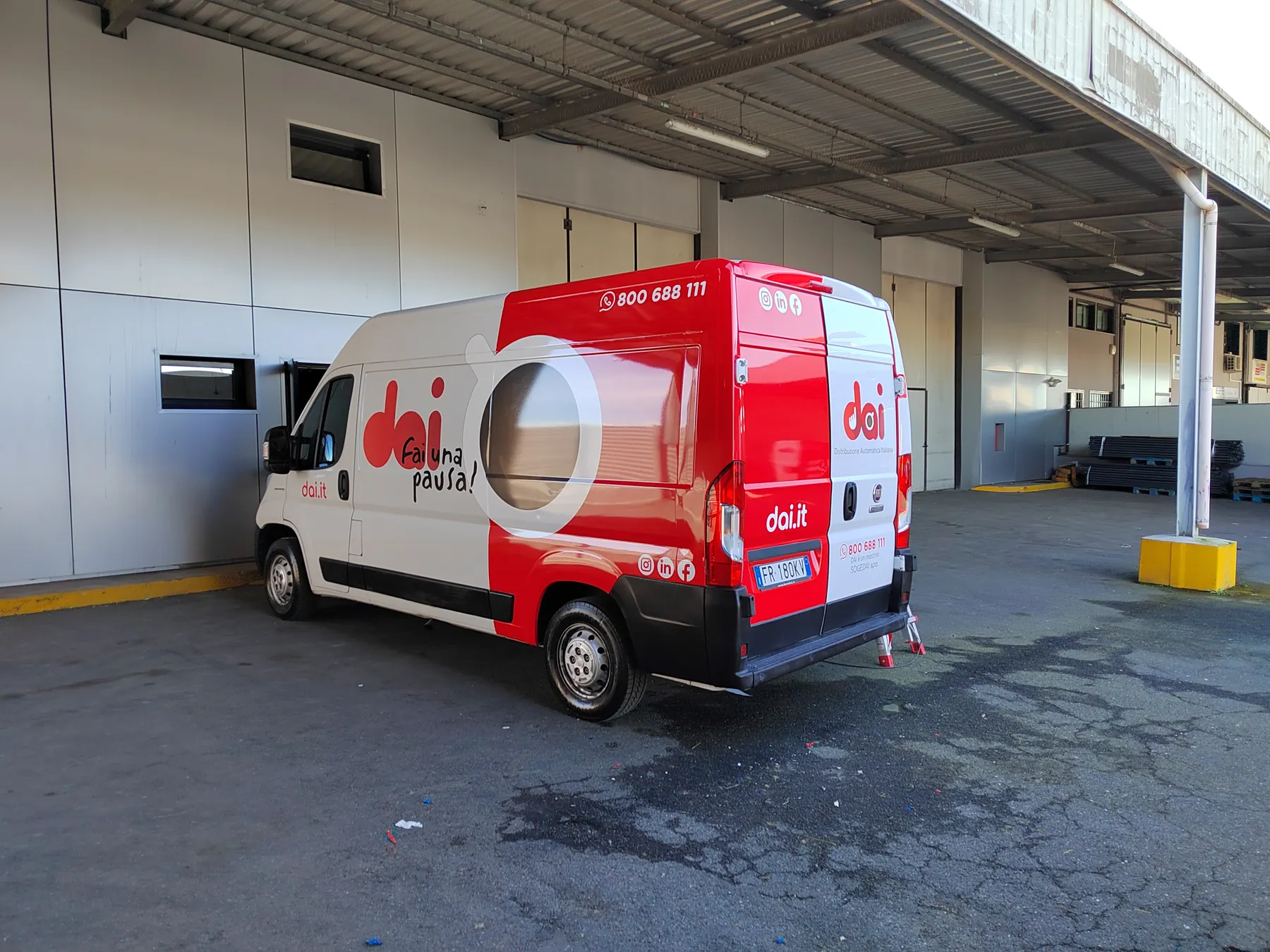 Decorazione adesiva professionale su automezzo