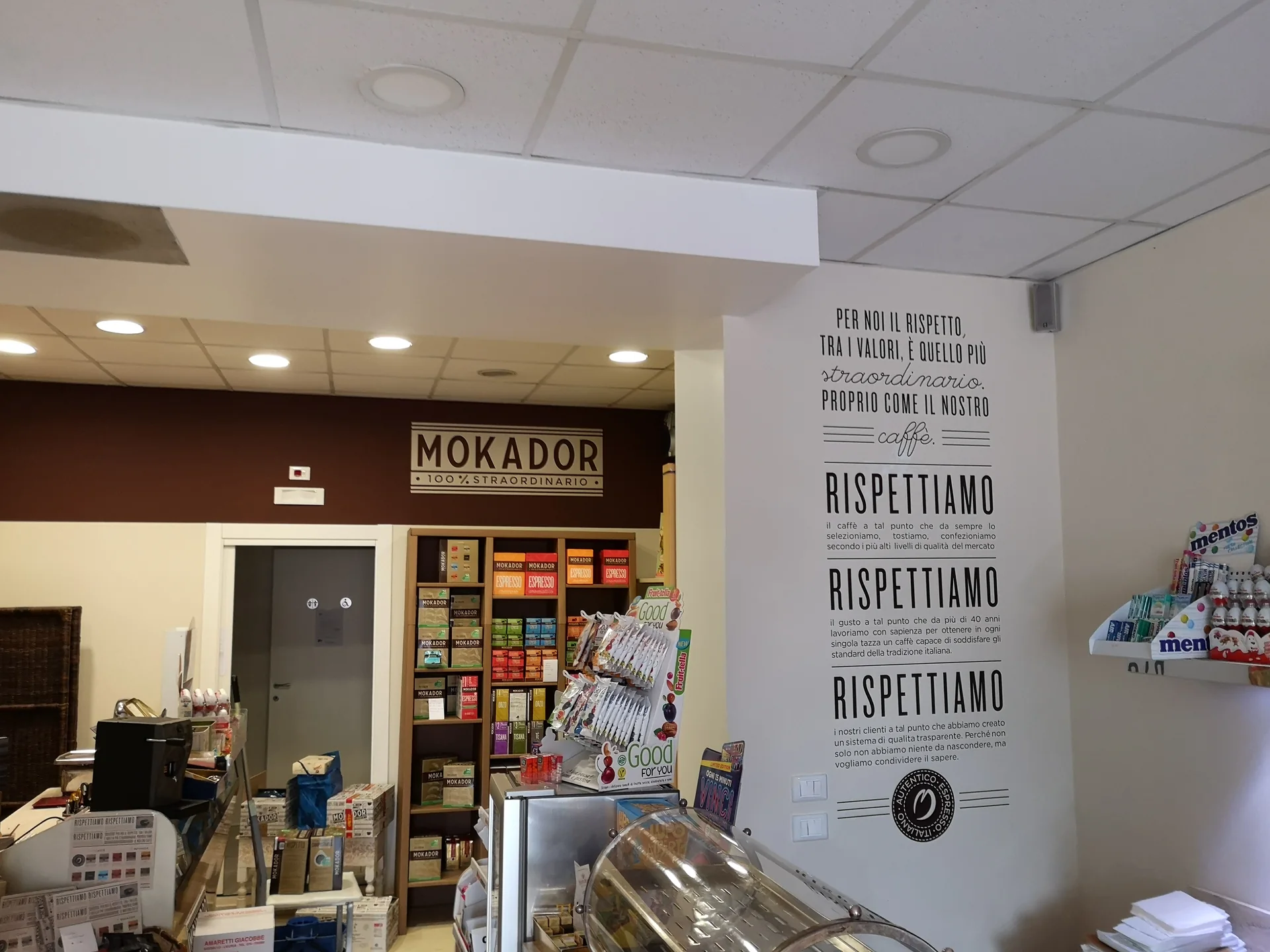 Interno commerciale Mokador personalizzato da Neon Vega