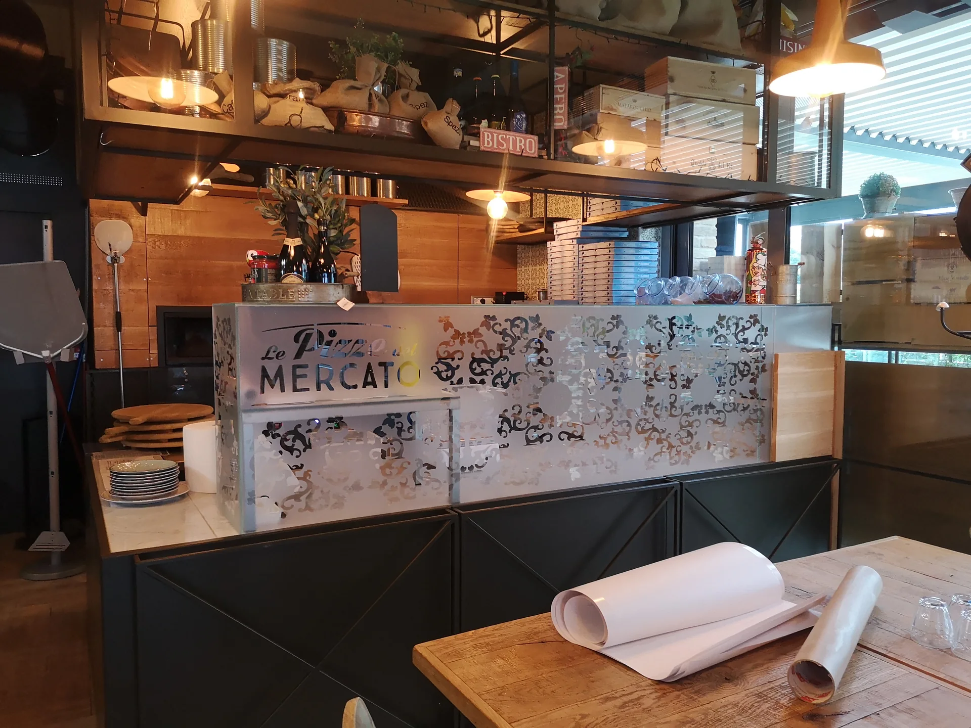 Bancone e interno del locale Le Pizze del Mercato personalizzati da Neon Vega