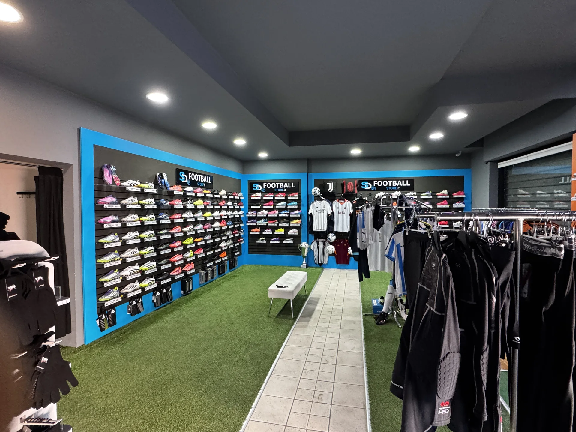 Interno del negozio SD Football Store personalizzato da Neon Vega