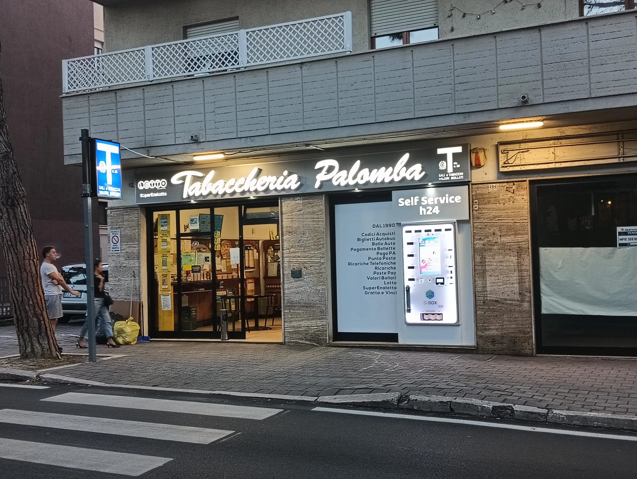 Facciata della Tabaccheria Palomba dopo l’intervento Neon Vega