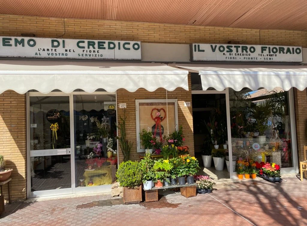 Facciata del negozio di fiori prima dell’intervento