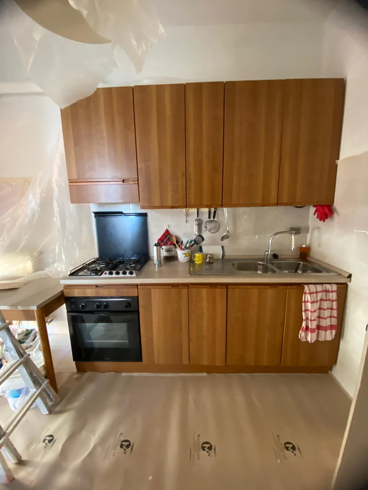 Seconda vista della cucina prima del rivestimento