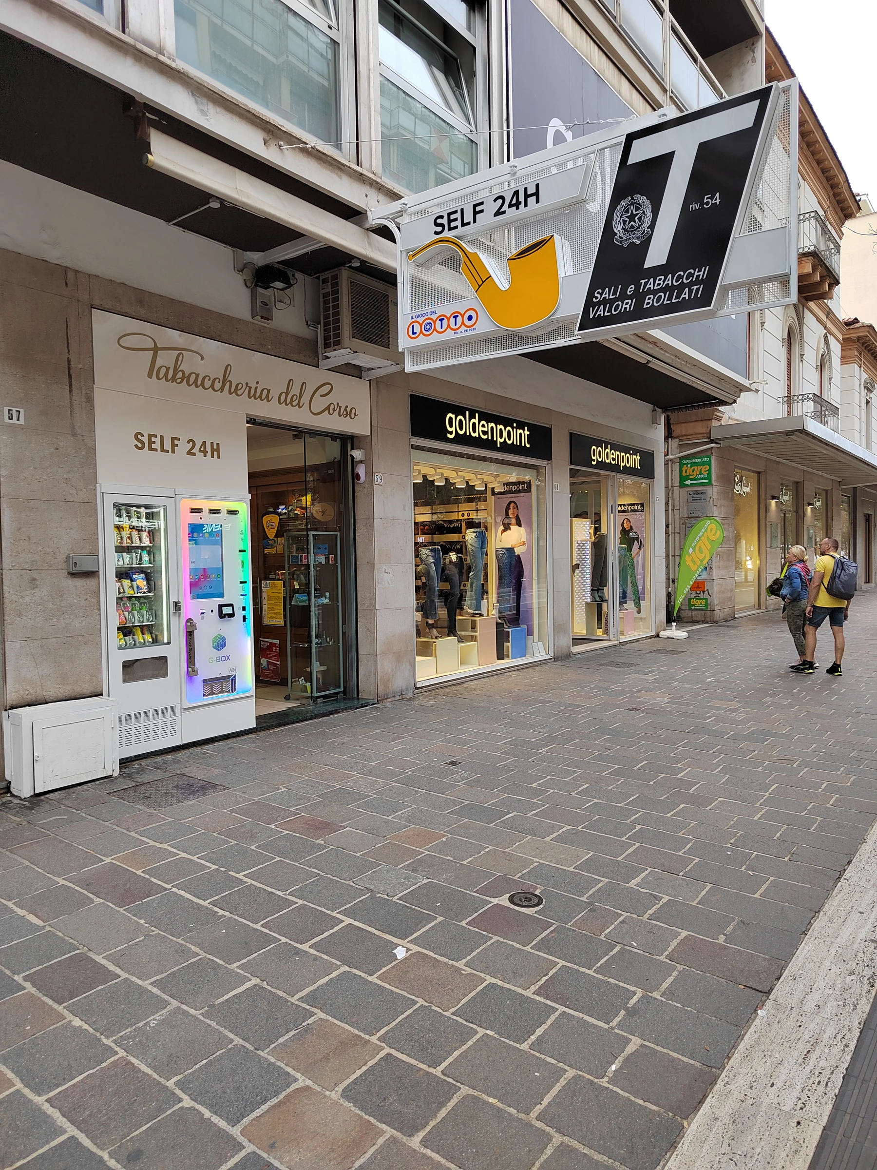 Facciata della Tabaccheria del Corso dopo l’intervento Neon Vega