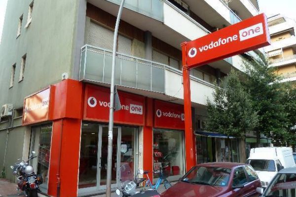Allestimento retail Vodafone