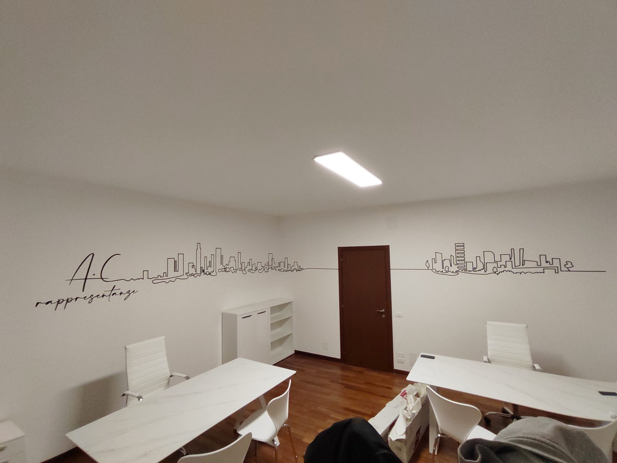 Grafica lineare stampata sulla parete di un ufficio