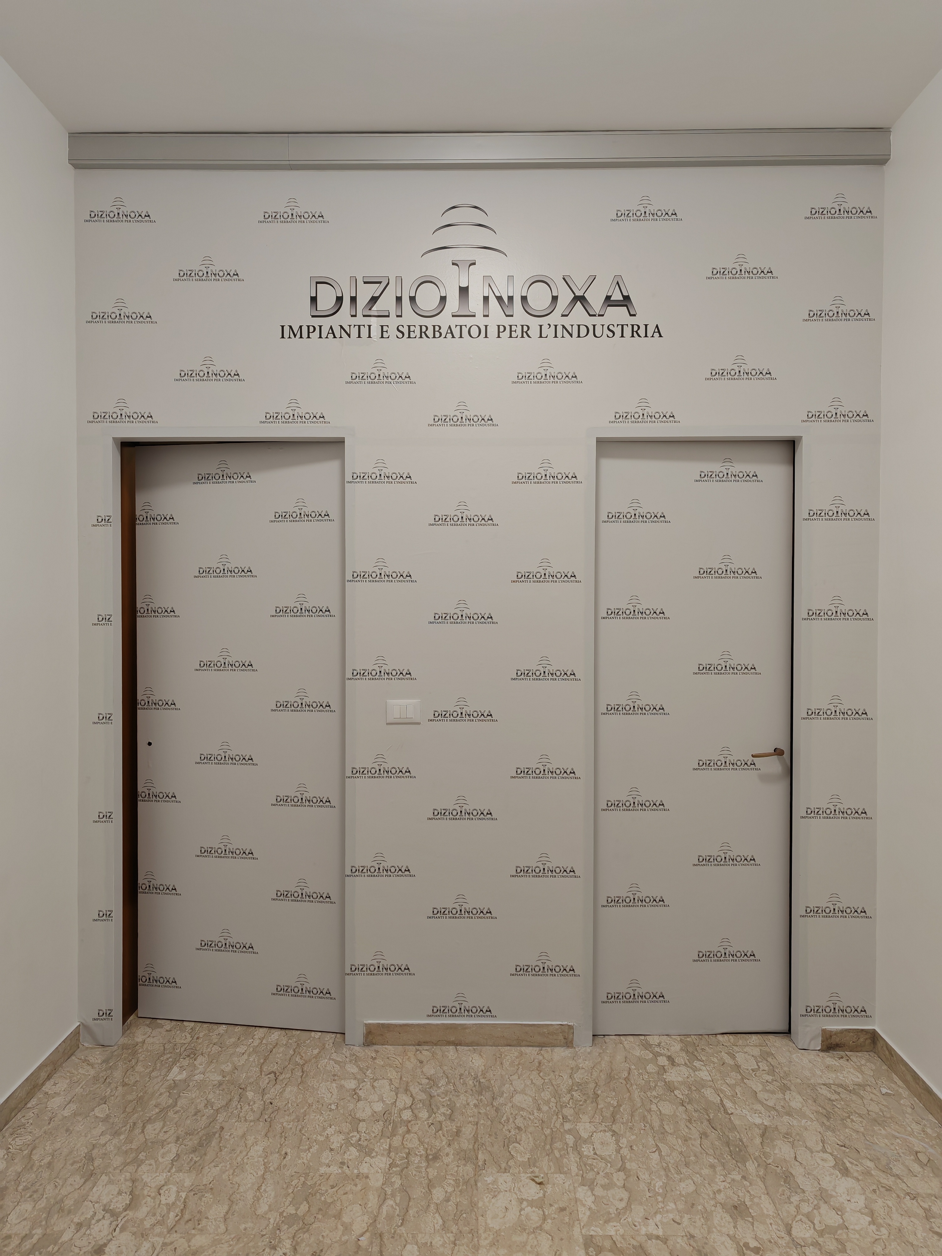 Parete coordinata con marchio Dizio Inoxa