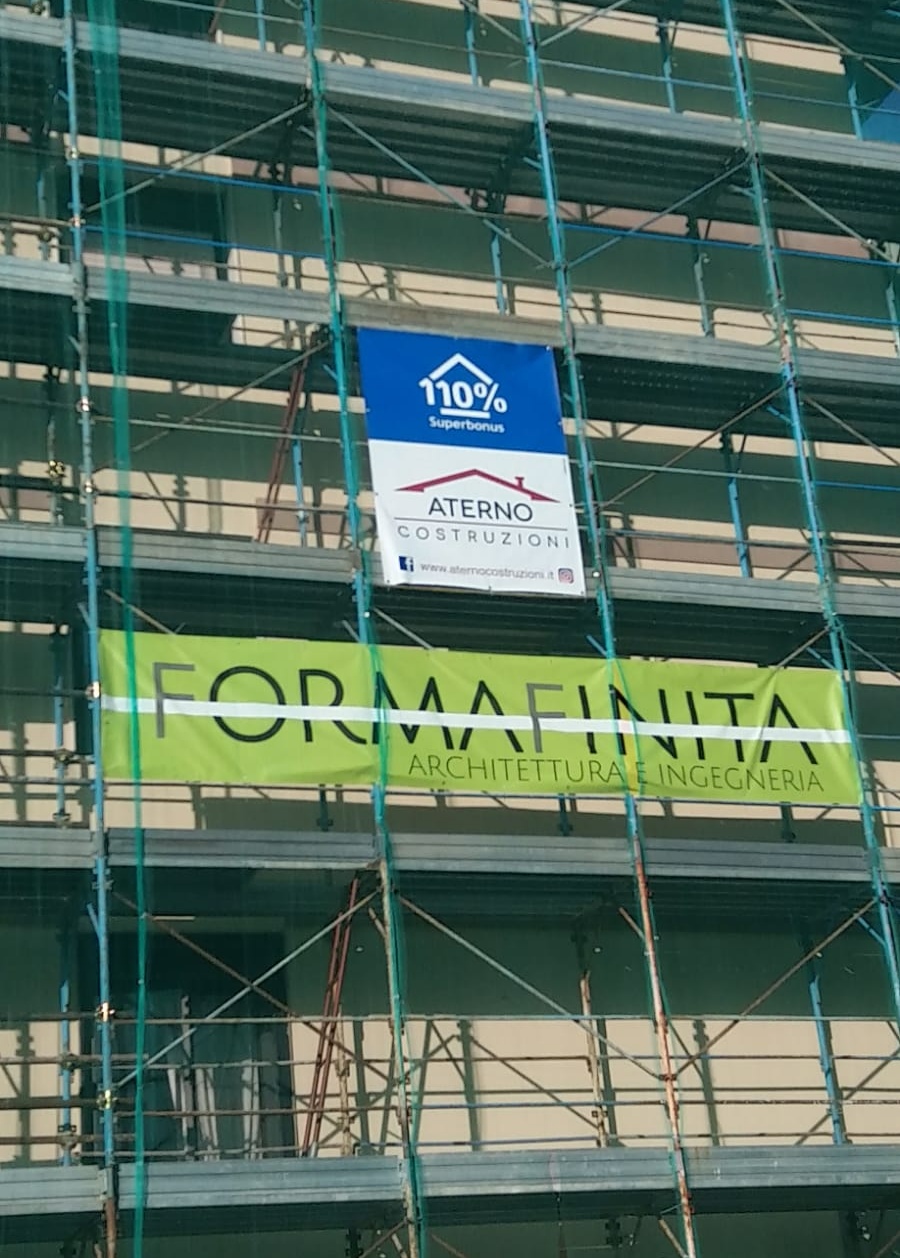Banner stampati installati su un ponteggio