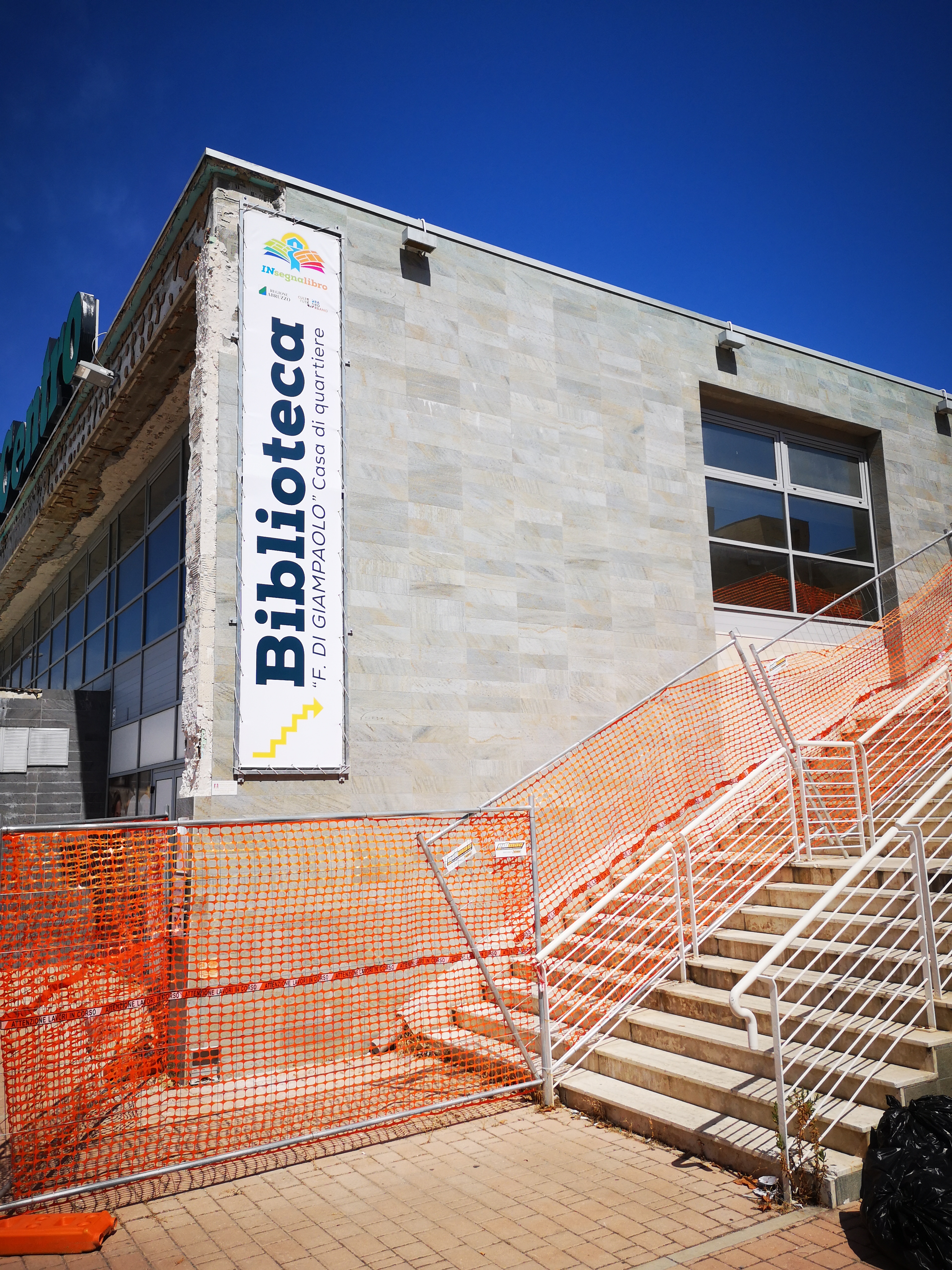 Banner verticale stampato per una biblioteca