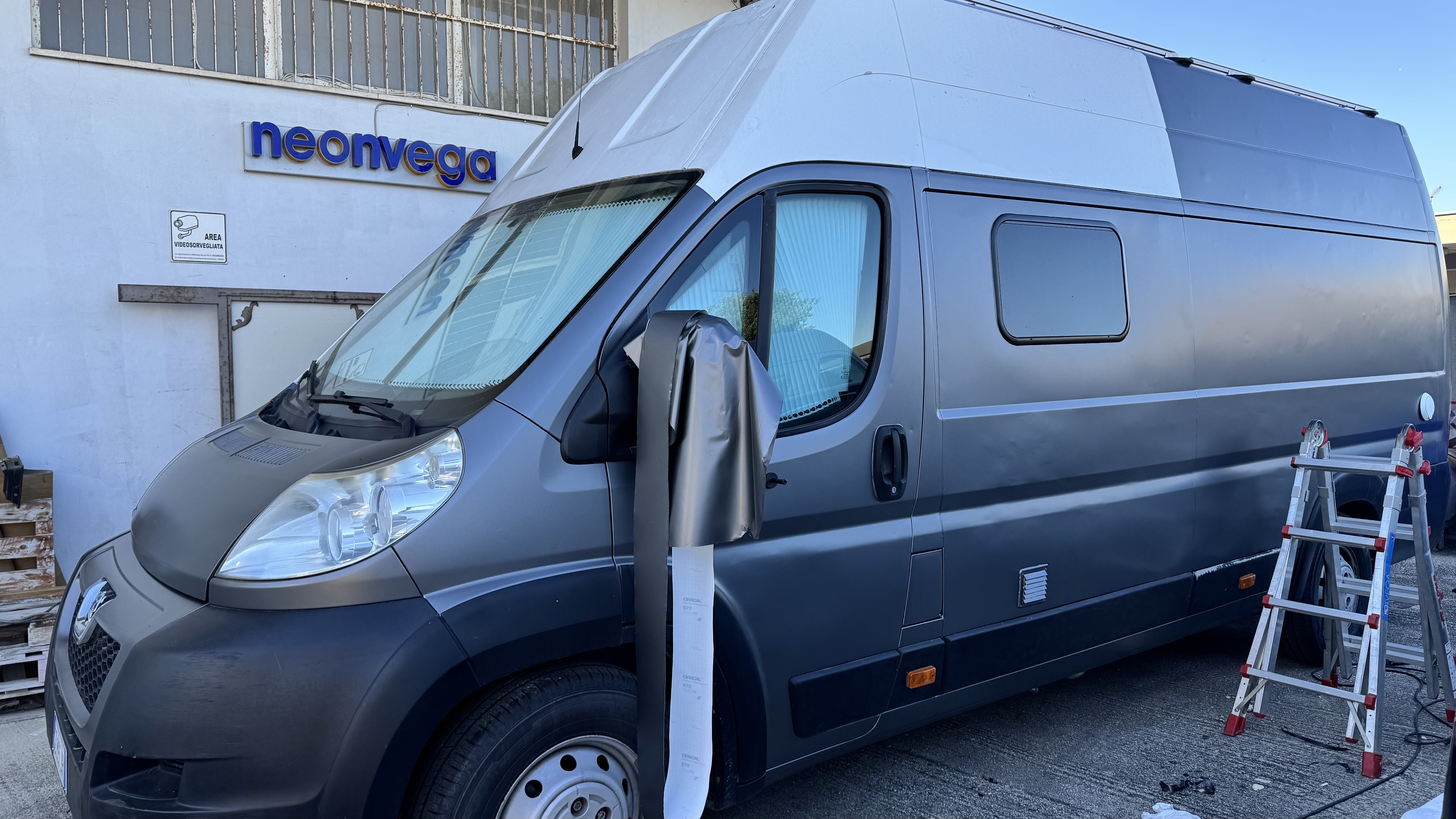 Applicazione del rivestimento su un furgone