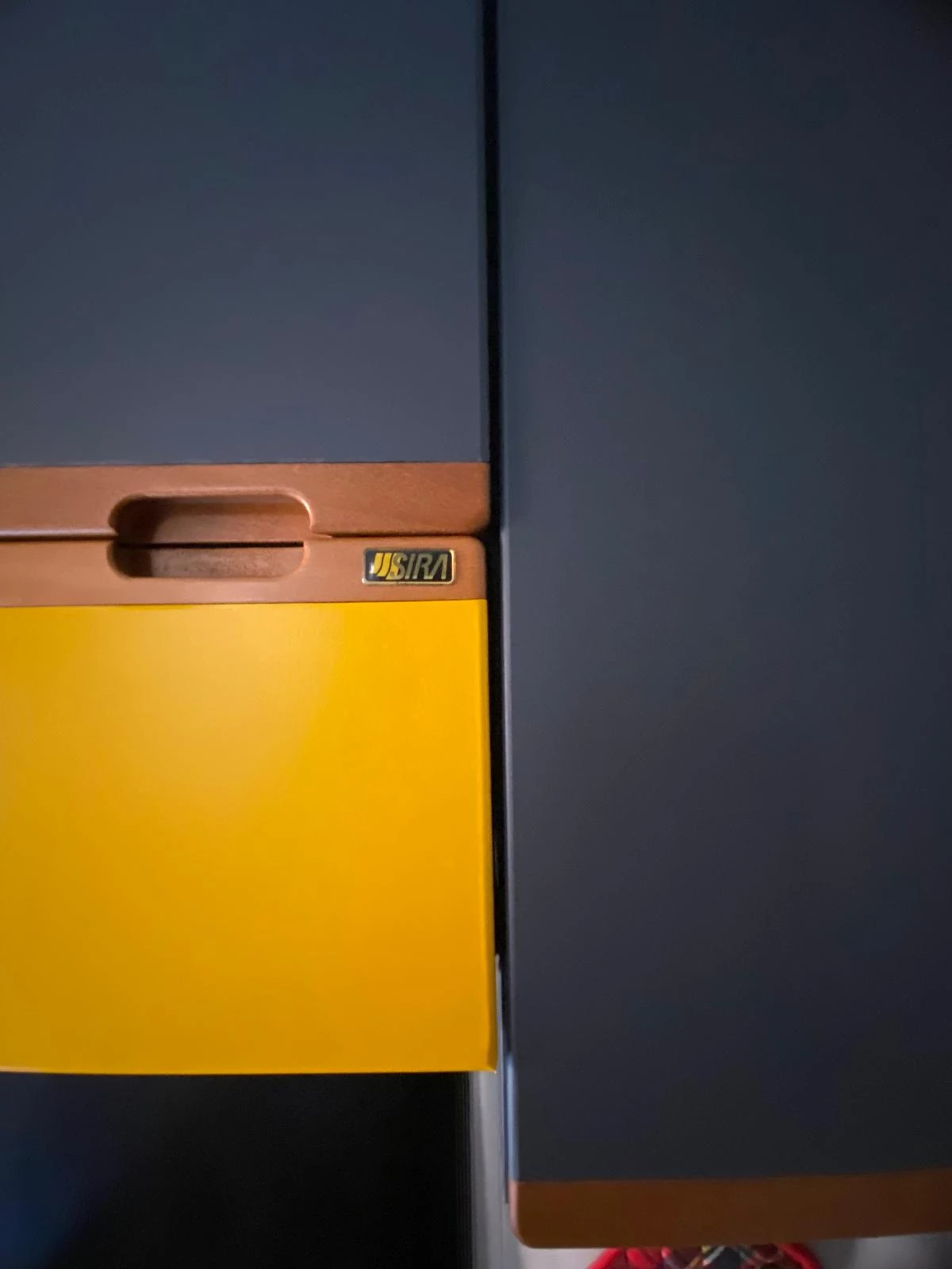 Dettaglio di un cassetto rivestito con wrapping